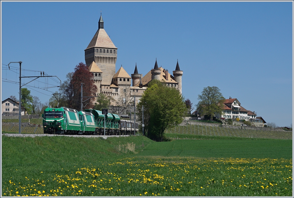 Die beiden BAM MBC Ge 4/4 21 und 22 fahren mit einem Kieszug von Apples nach Gland beim Ch�teau de Vufflens vorbeil.
19. April 2018