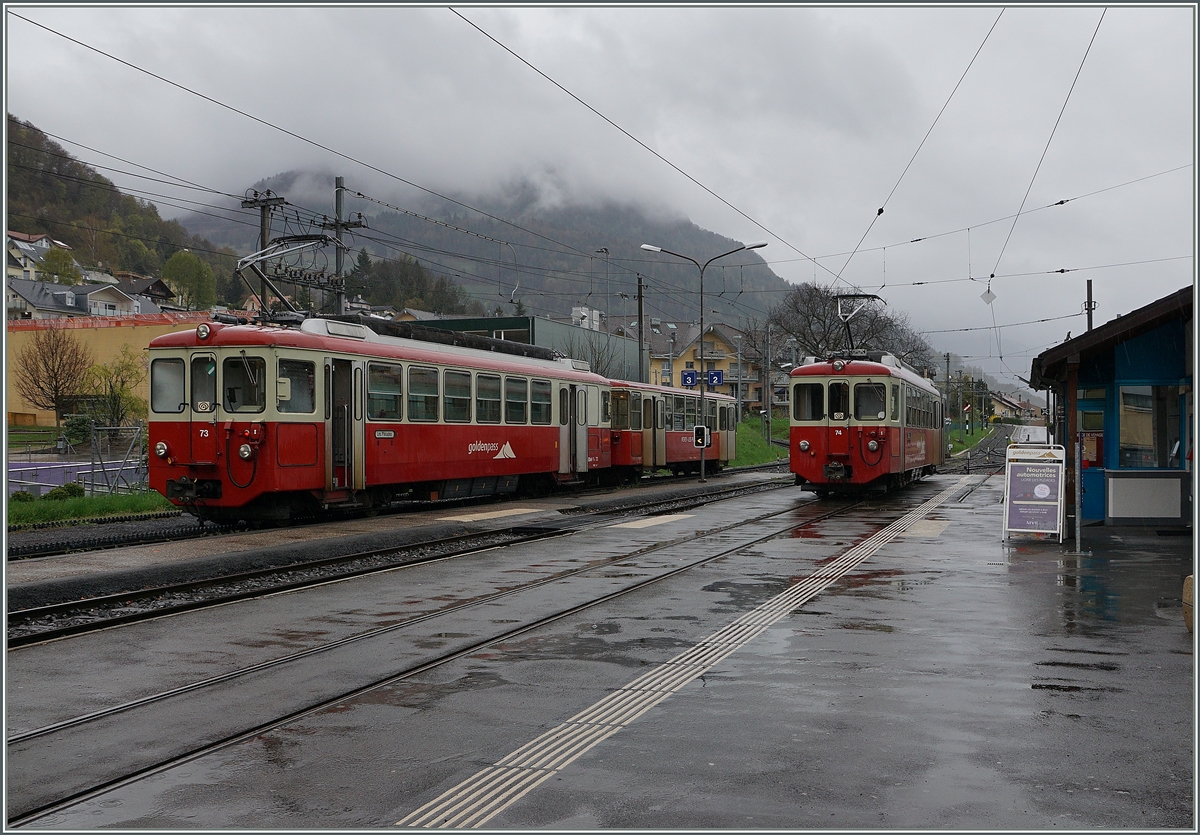 Die beiden BDeh 2/4 warten in Blonay auf neune Einsätze. 
13. April 2016