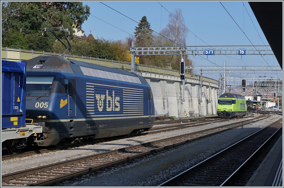 Die beiden BLS Re 465 005 und 013 in Spiez. Die Re 465 013 leistete der Re 465 005 Vorspann und kehrt nun in Depot zurück (bzw. auf die Abstellgleise).

14. April 2021