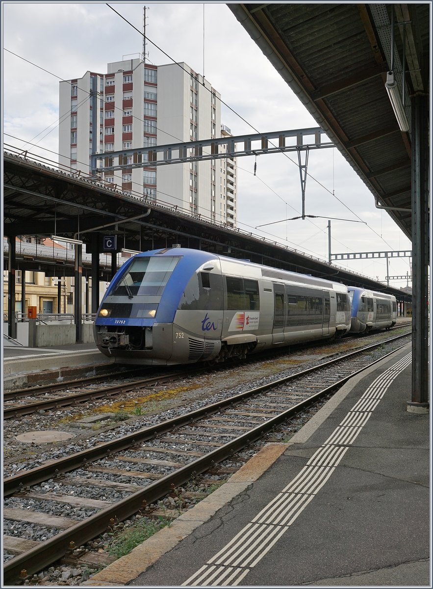 Die beiden SNCF X 73752 und 73753 warten in La Chaux-de-Fonds als TER 18108 nach Besançon-Viotte auf die baldige Abfahrt.

12. August 2020 