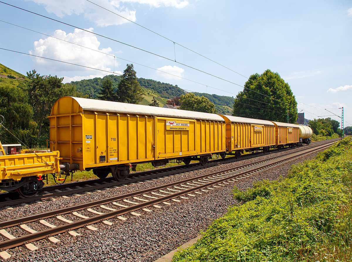 Die Beiwagen bzw. Gerätewagen zur Recycling-Planumsverbesserungsmaschine RPMW 2002-2 der H.F. Wiebe GmbH & Co. KG am 14.07.2018 im Zugverband auf der Fahrt durch Leutesdorf,  auf der KBS 465 (Rechte Rheinstrecke) in Richtung Norden. Es sind 2-achsige Güterwagen der Gattung Hbbkks, in einzelnen:
Der Wiebe Wagen 710 mit der UIC-Nr. 23 80 2323 061-4 D-HFW;
der Wiebe Wagen 711 mit der NUIC-Nr. 23 80 2323 063-0 D-HFW und
der Wiebe Wagen 712 mit der UIC-Nr. 23 80 2323 064-8 D-HFW. 

Technische Daten der Wagen:
Spurweite: 1.435 mm
Anzahl der Achsen: 2
Länge über Puffer: 15.900 mm
Ladelänge: 14.700 mm
Achsabstand: 9.000 mm
Ladefläche: 39,2 m²
Eigengewicht:  16.990 kg
Max. Ladegewicht: 23,0 t
Höchstgeschwindigkeit: 100 km/h (beladen) / 120 Km/h (leer)
Bremse: KE-GP-A (max. 38 t)
Intern. Verwendungsfähigkeit: RIV

Diese Wagen sind ehemalige Post 2ss-t/15 Wagen für 28 Paketrollbehälter. Sie wurden Waggon Union Siegen (Netphen,  Ortsteil Dreis-Tiefenbach) gebaut.
