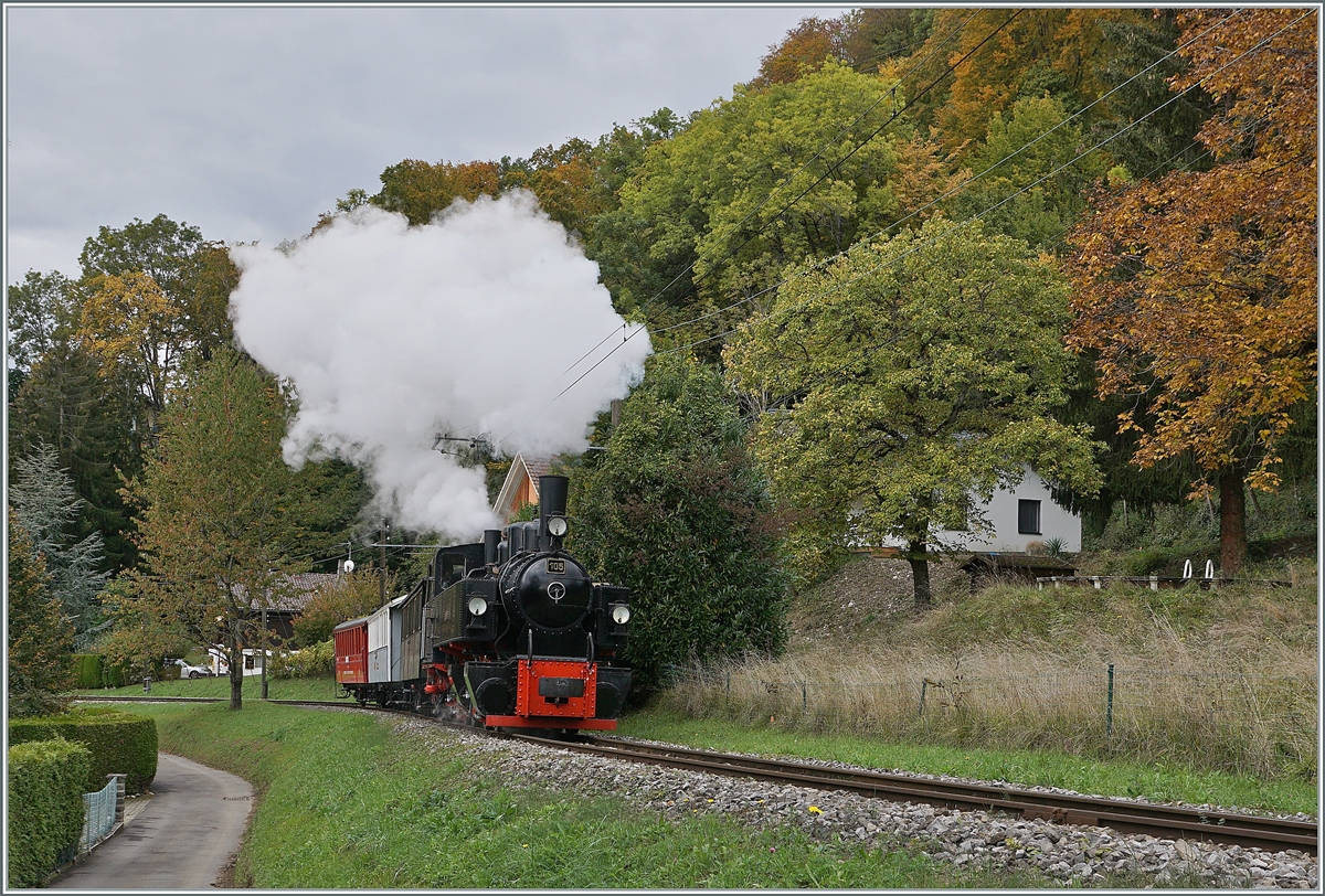 Die Blätter werden langsam bunt und die Temperaturen sinken, beste Voraussetzungen für schöne  Rauchfahnen , auch wenn das Wetter bzw. Licht noch etwas von der Idealform entfernt ist. Die Blonay-Chamby G 2x 2/2 105 hat mit ihrem Dampfzug Blonay verlassen und fährt nun in Richtung Chamby. 

11. Okt. 2020
