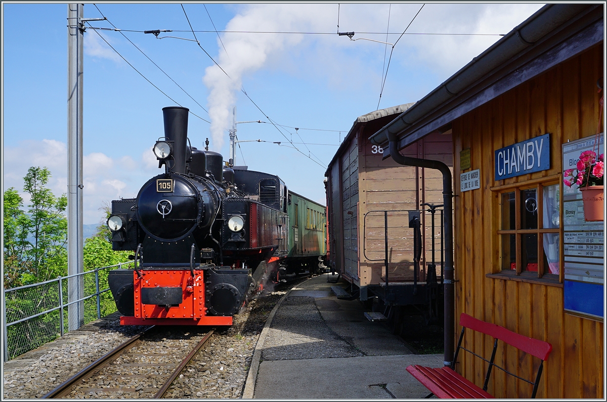 Die Blonay-Chamby Bahn G 2x 2/2 105 ist mit dem ersten Zug der Saison 2022 in Chamby eingetroffen und wird in Kürze ihren Zug nach Chaulin zurücksetzen.

7. Mai 2022