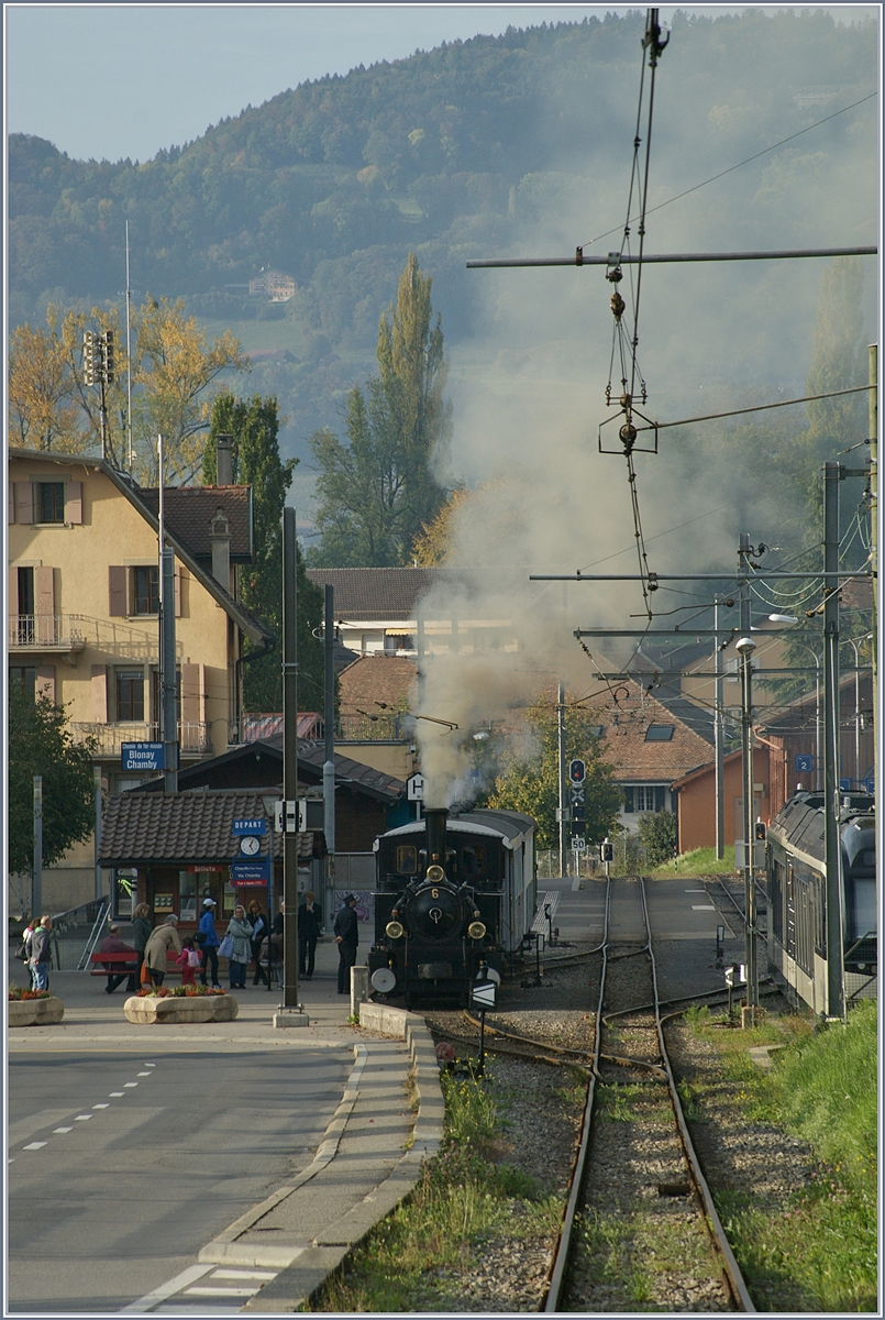 Die Blonay-Chamby Bahn G 3/3 N° 6 wartet mit ihrem Personenzug in Blonay auf die Abfahrt.

20. Okt. 2019