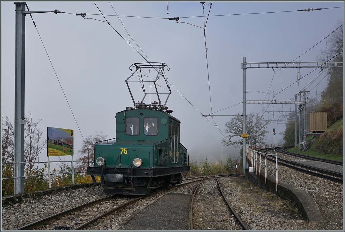 Die Blonay-Chamby Bahn +GF+ Ge 4/4 N° 75 (Baujahr 1913) verlässt das neblige Chamby in Richtung Chaulin.

31. Okt. 2021