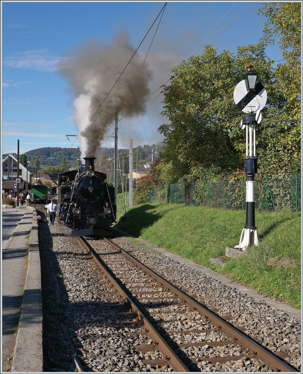 Die Blonay-Chamby BFD HG 3/4 N° 3 rangiert in Blonay, rechts im Bild das Ausfahrsiganl, in Form einer Hippschen Wendescheibe. Die revidierte Dampflok in ihrem gländenden Schwarz ist gar nicht so einfach zu fotografieren. 

15. Okt. 2022