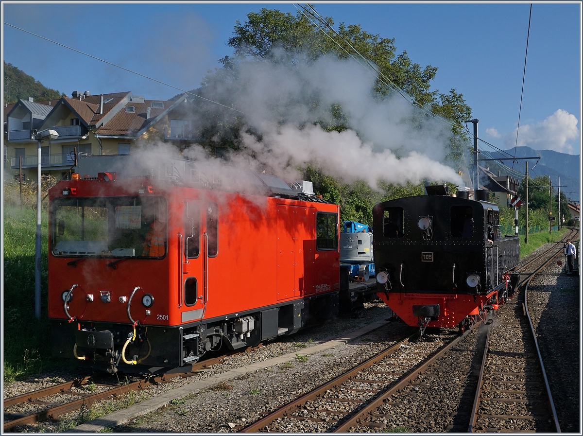 Die Blonay-Chamby G 2x 2/2 105 r�uchert in Blonay die wochendenruhegeniesende HGem 2/2 2501 kr�ftig ein.
25. Sept. 2016