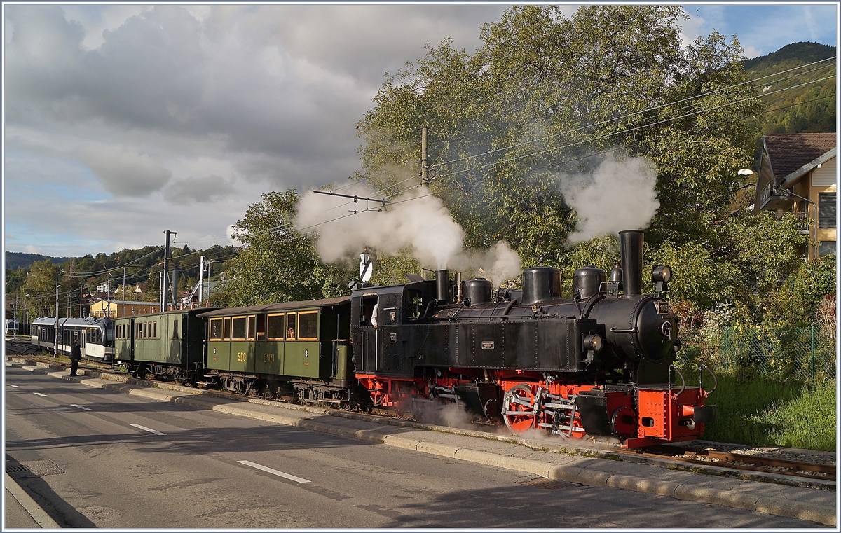 Die Blonay-Chamby G 2x 2/2 105 verlässt mit ihrem schmucken Zug Bloany Richtung Chanmby. 

5. Okt. 2019