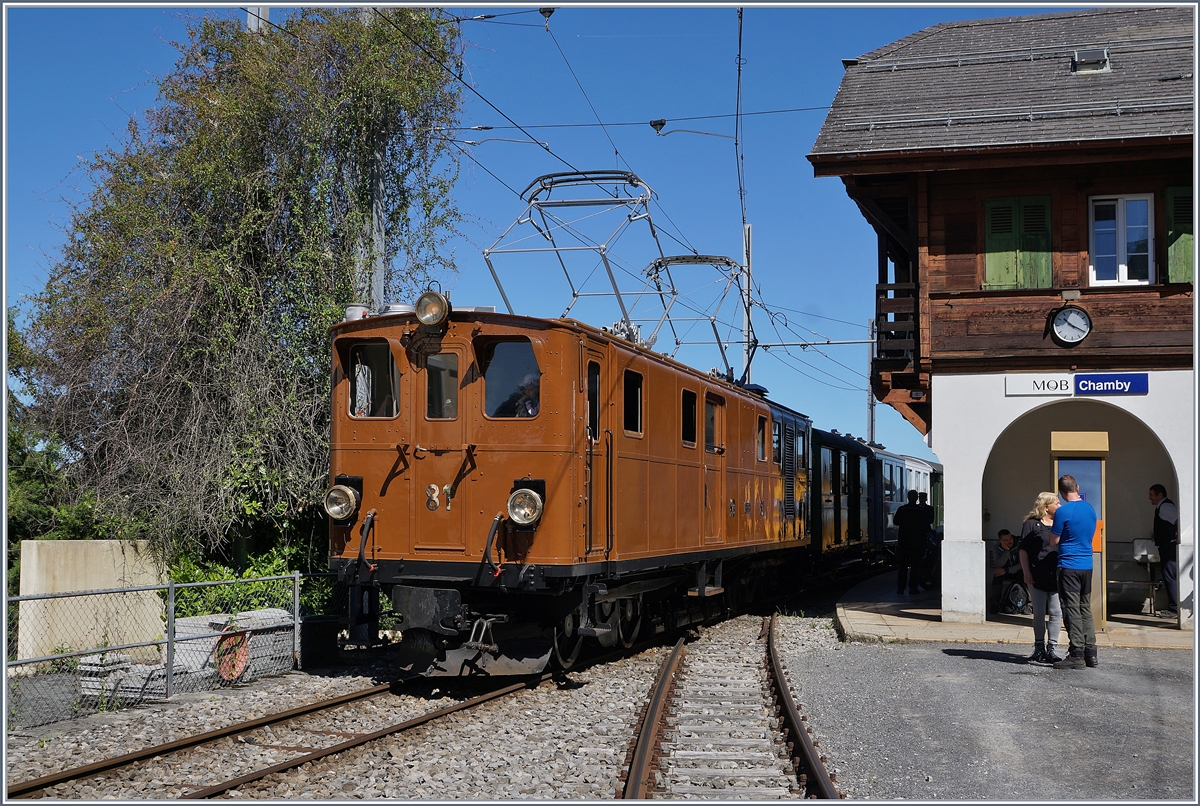 Die Blonay-Chamby Ge 4/4 81 wartet in Chamby auf die Weiterfahrt nach Chaulin.

8. Juni 2019