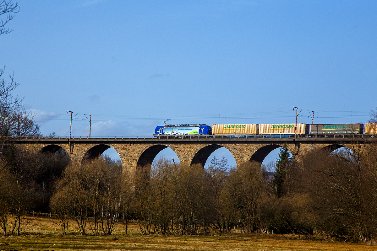 Die BLS 496 bzw. die 193 496-7 (91 80 6193 496-7 D-BLSC) der Cargo AG, ex Siemens (91 80 6193 496-7 D-SIEAG), fährt am 23.02.2021mit einem KLV/Container-Zug über den Rudersdorfer Viadukt in Richtung Siegen.

Die Siemens Vectron MS (für 160 km/h zugelassene und mit 6.4 MW Leistung) wurde 2018 von Siemens Mobilitiy in München-Allach unter der Fabriknummer 22390 gebaut. Die Vectron MS hat Zulassungen für Deutschland, Österreich, Schweiz, Italien und die Niederland.