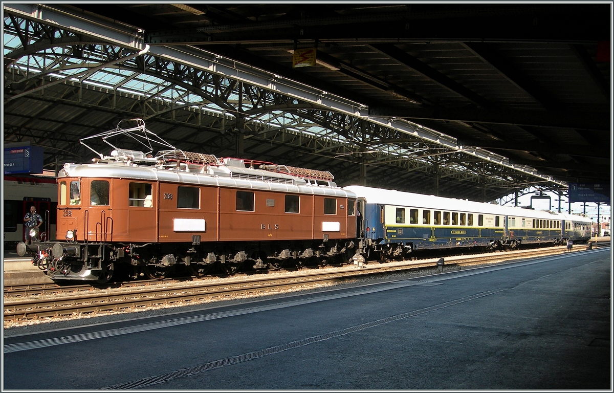 Die BLS Ae 6/8 208 mit einem edlen Extrazug nach Domodossola in Lausanne.
7. Juni 2015