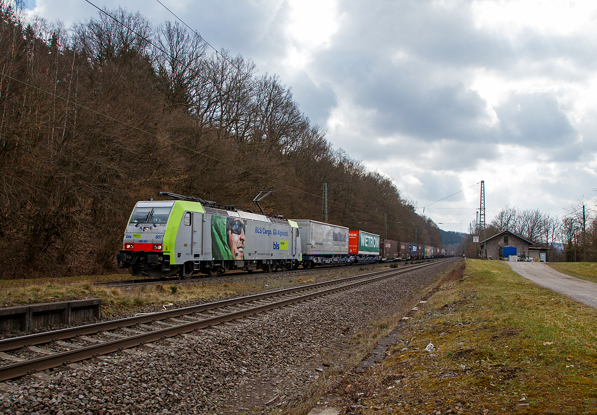 Die BLS Cargo 507, Re 486 507-7 (91 85 4486 507-7 CH-BLSC) fährt am 26.03.202, mit einem KLV-Zug, bei Dillbrecht über Dillstrecke (KBS 445) in nördlicher Richtung.

Die TRAXX F140 MS wurde 2008 von Bombardier in Kassel unter der Fabriknummer 34426 gebaut und an die BLS Cargo geliefert. Die Loks sind nur für die Schweiz, Deutschland, Italien und Österreich zugelassen.