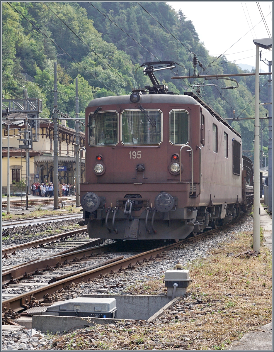 Die BLS Re 4/4 195 erreicht mit ihrem Autotunnelzug von Brig den Bahnhof von Iselle.
Dieses Mal nutzte ich eine Fotostelle ohne Zaun und meinen übliche Fotoapparat, was der Bildqualität zum Vorteil gereicht.

17. August 2024