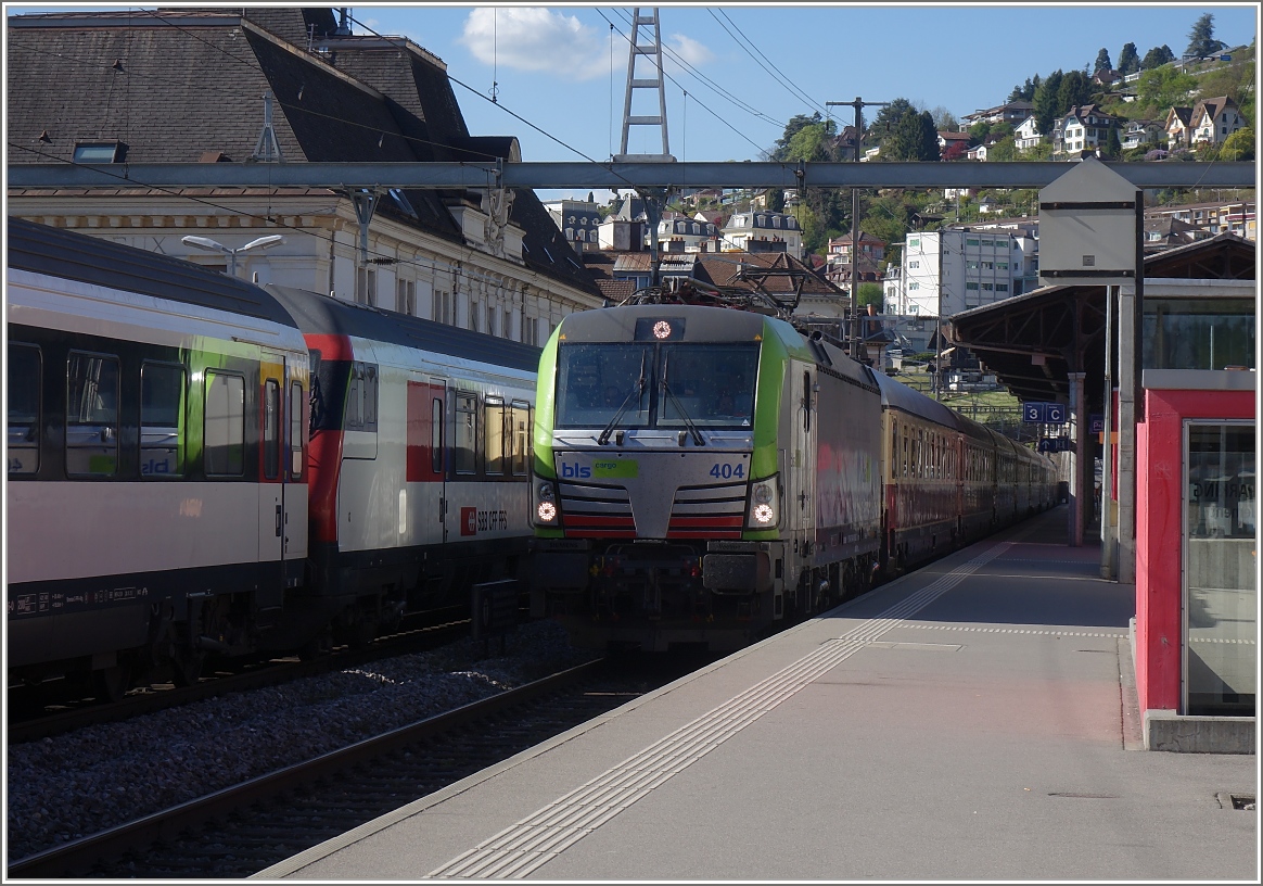 Die BLS Re 475 404 mit dem AKE Rheingold 5951 auf der Fahrt von Basel nach Domodossola bei der Ankunft in Montreux.
13. April 2017