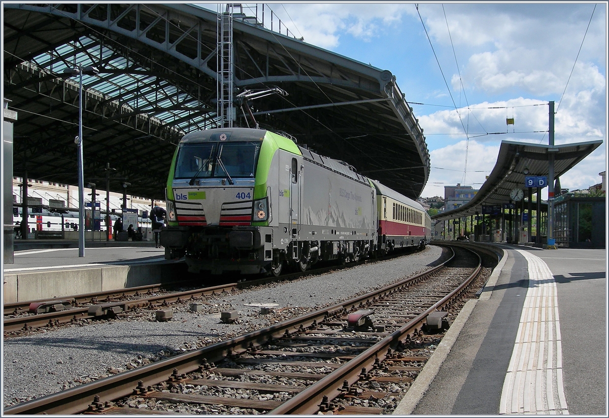 Die BLS Re 475 404 mit ihrem sch�n und langen TEE  Rheingold  von Domosossola nach Deutschland beim kurzen Halt in Lausanne.
18. April 2017
