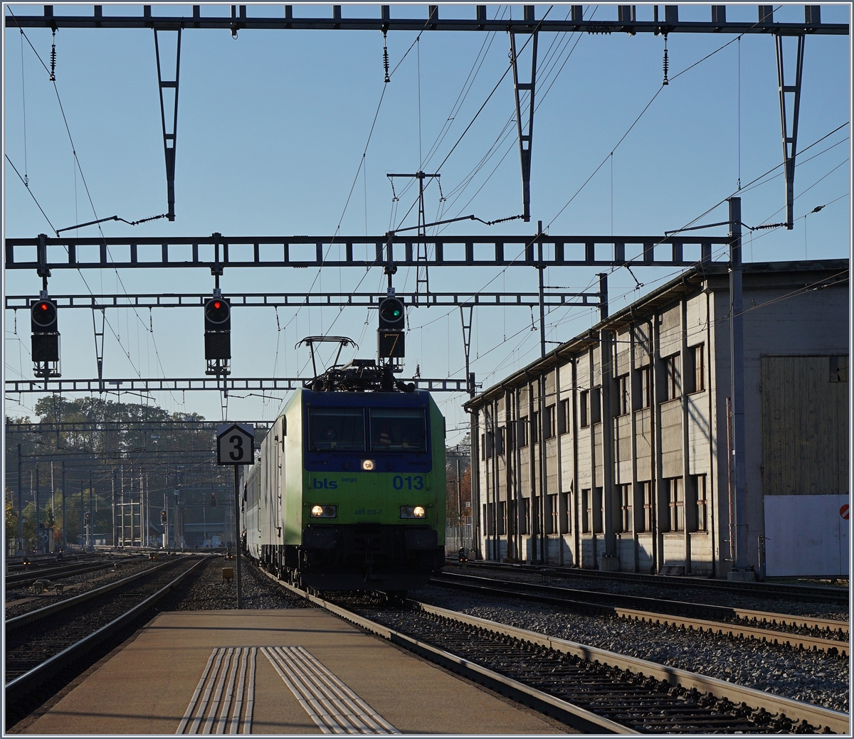 Die BLS Re 485 013 erreicht mit ihrer RoLa von Novara nach Freiburg bei kräftigem Gegenlicht Burgdorf.
29. Okt. 2016