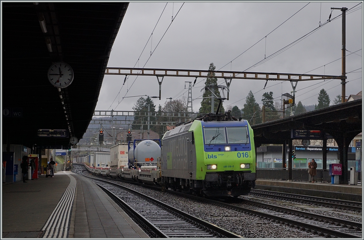 Die BLS Re 485 016-0 mit einem nordwärts fahrenden Güterzug für Lastwagen bei der Durchfahrt in Liestal.
5. März 2016