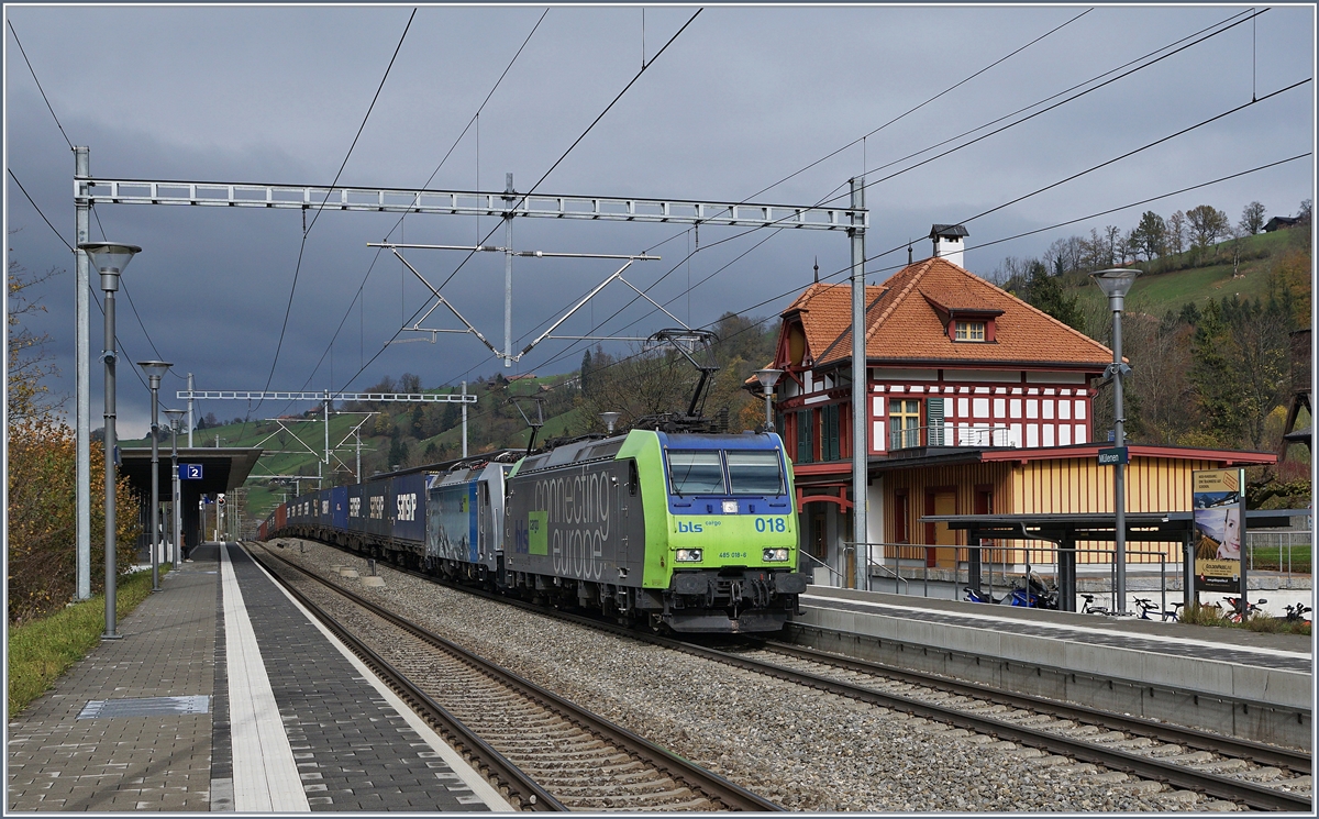 Die BLS Re 485 und eine weitere BLS Lok mit einer RoLa nach Novara bei der Durchfahrt in M�lenen.
30. Okt 2017