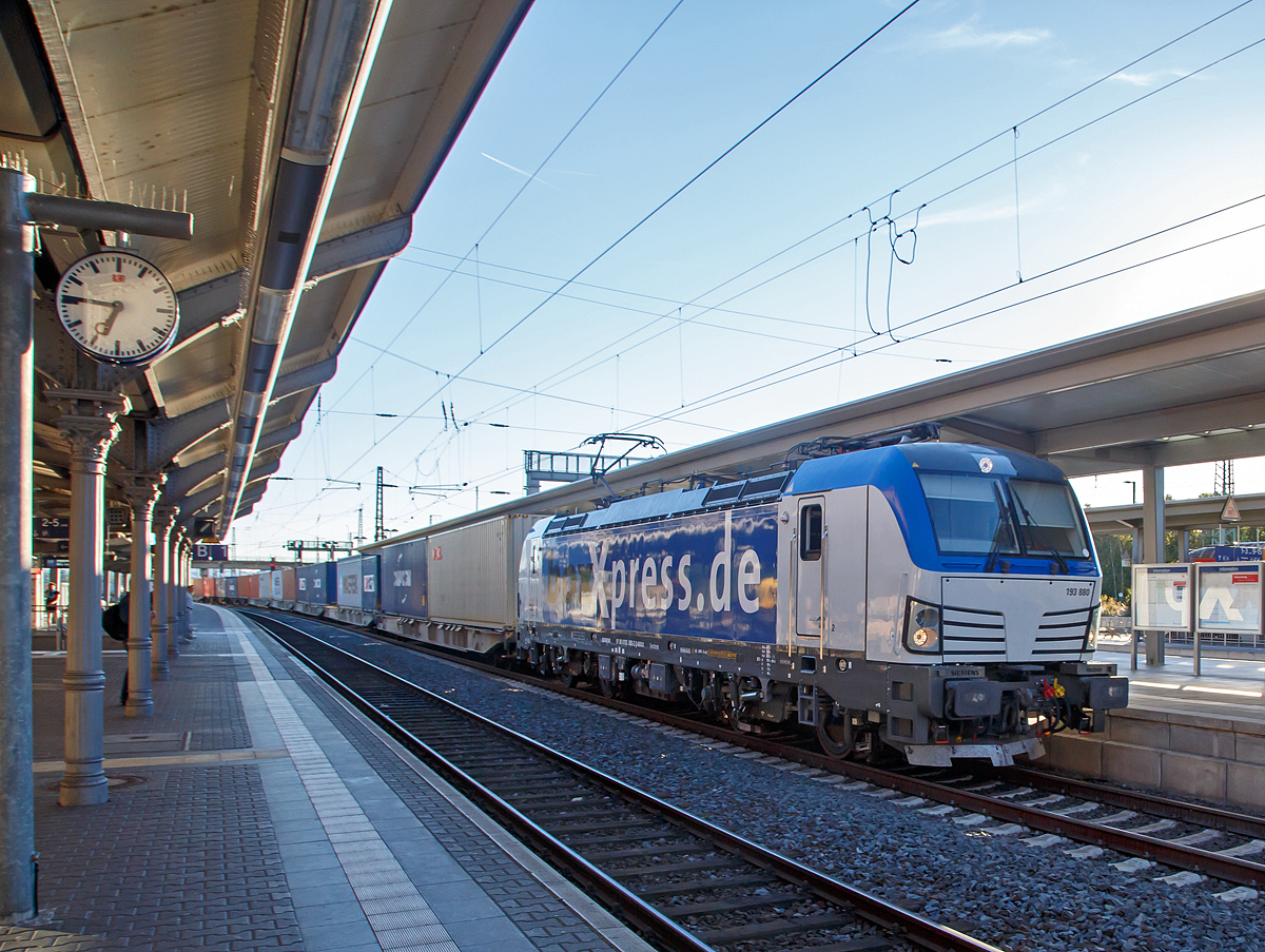 
Die boxXpress.de 193 880 (91 80 6193 880-2 D-BOXX) f�hrt am 30.08.2016 mit einem Containerzug durch den Bahnhof Gie�en in Richtung Norden. 

Die Siemens Vectron AC wurde 2013 von Siemens in M�nchen unter der Fabriknummer 21832 f�r die boxXpress.de GmbH (Hamburg) gebaut. Die AC-Lok mit einer Leistung 6.4 MW hat die Zulassung in Deutschland und �sterreich f�r eine V max 160 km/h.