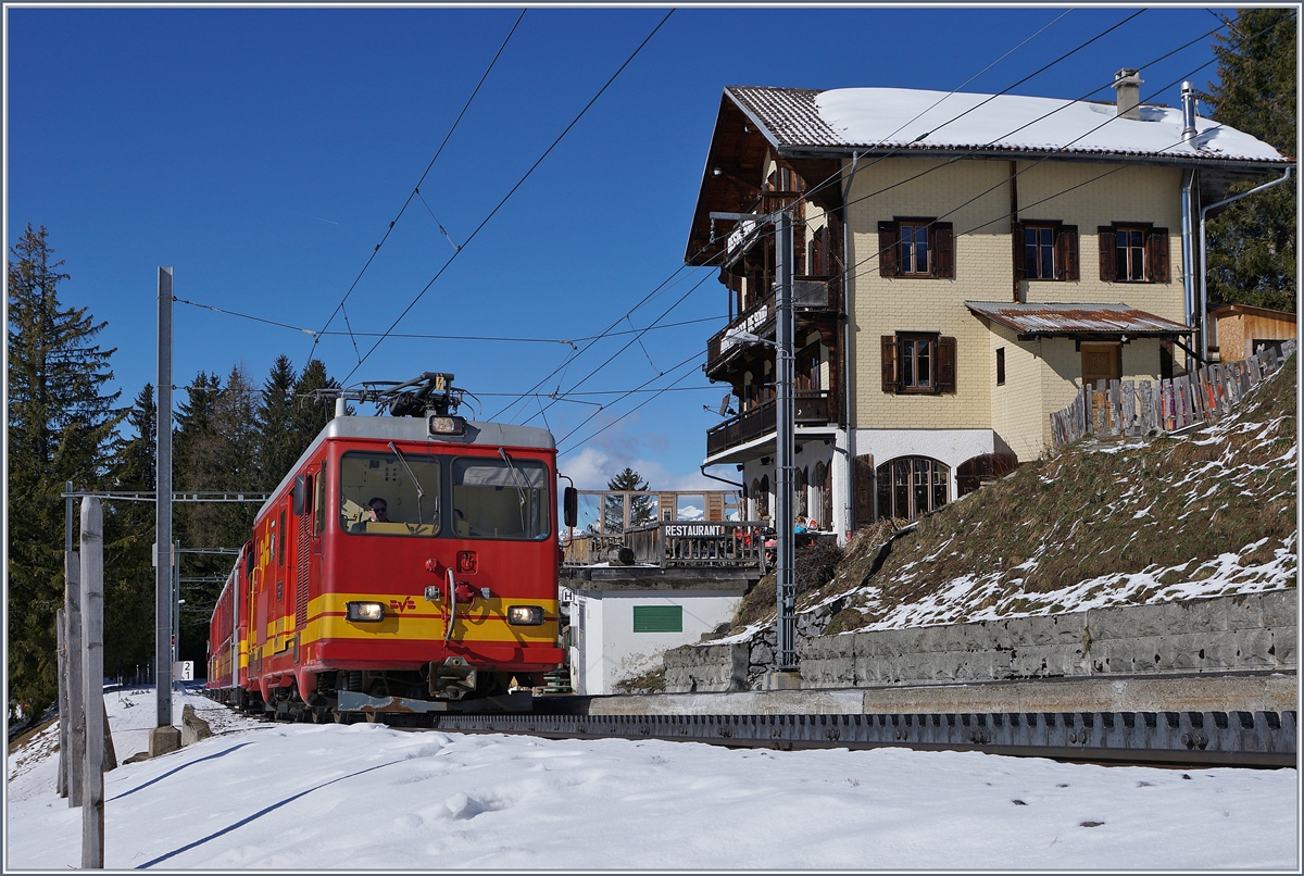 Die BVB TPC HGe 4/4 31 beim Halt in Col-de-Soud.

5. M�rz 2019