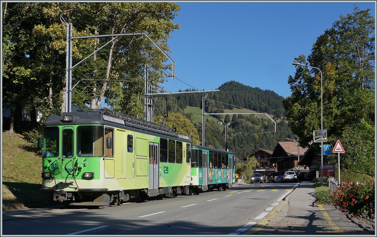 Die BVB TPC Strecke von Bex nach Villars wird meist von den BDeh 4/8 91 - 93 bedient, doch heute war der BDeh 4/4 81 mit dem Bt 63 in einem Umlauf in Einsatz. Das Bild zeigt den BDeh 4/4 81 kurz nach der Ausfahrt in La Barboleuse als Regionalzug 529 von Villars sur Ollon nach Bex. 

11. Oktober 2021 