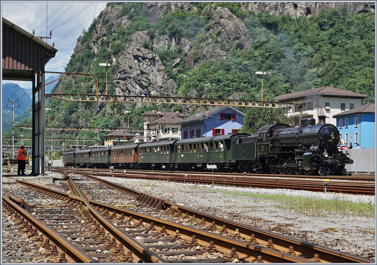 Die C 5/6 2978 hat mit ihrem SRF Dampfextrazug den Bahnhof Bodio erreicht und wartet nun auf die ETCS Vorspannlok.
28. Juli 2016