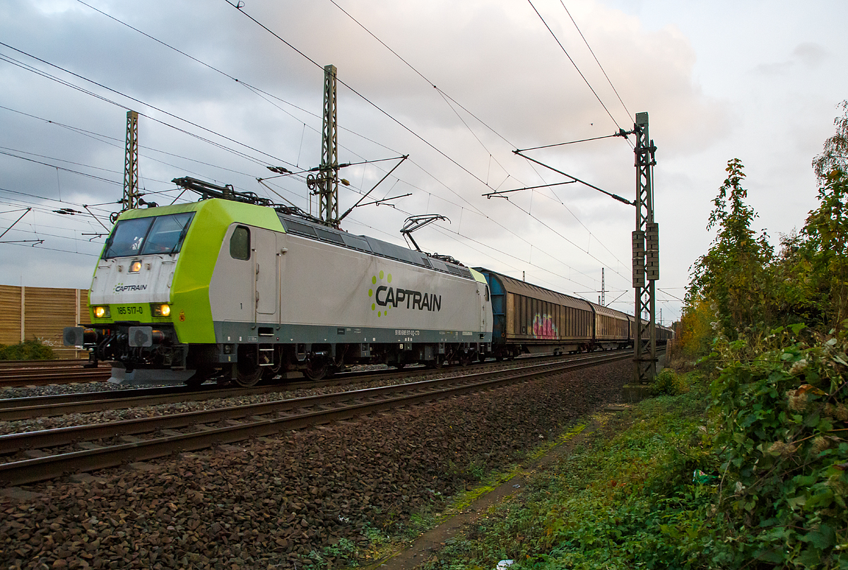 
Die Captrain 185 517-0 (91 80 6185 517-0 D-CTD) fährt am 03.11.2016 mit einem Güterzug (mit Drehgestell-Schiebewandwagen der Gattung Habbiins) durch Spich in Richtung Norden. 

Die TRAXX F140 AC1 wurde 2002 von  Bombardier in Kassel unter der Fabriknummer 33531 für die HANNOVER LEASING GmbH & Co. KG gebaut, die auch noch der eigentliche Eigentümer ist. Sie hat die Zulassung für Deutschland, Österreich und die Schweiz, dafür hat sie auch die vier Stromabnehmer.