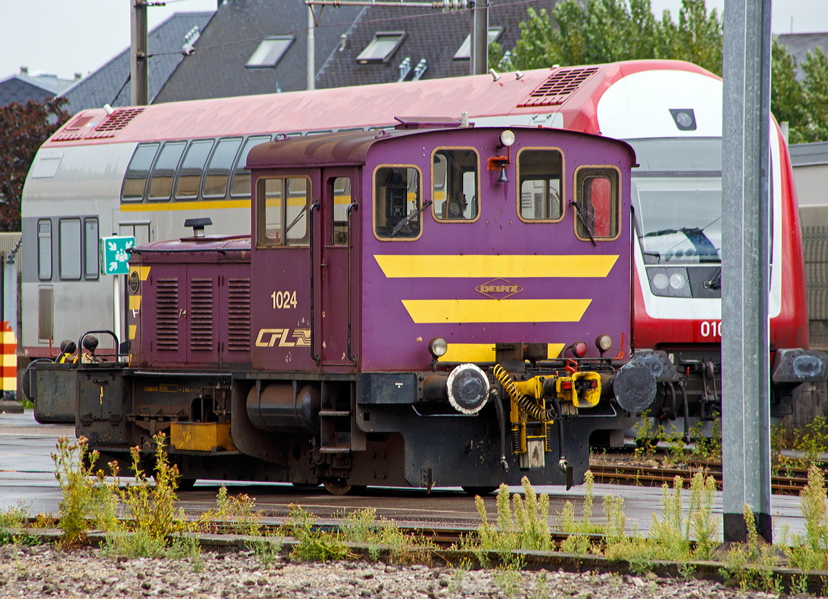 
Die CFL 1024 (Deutz 56578) abgestellt am 15.08.2015 beim Bahnhof Luxemburg (Stadt). 

Für den Einsatz von Arbeitszügen lieferte Deutz zwischen 1953 und 1957 vier zweiachsige Dieselloks des Typs A8 L614 mit einer Leistung von 130 PS an die CFL. Die Kleinloks wurden bei der CLF (Société Nationale des Chemins de Fer Luxembourgeois) als Série 1020 eingereiht. Sie sind mit einem Strecken- und Rangiergang ausgerüstet, der 53 bzw. 24 km/h Höchstgeschwindigkeit erlaubt.

Die Deutz A8 L614 wurde 1957 von Klöckner-Humboldt-Deutz AG in Köln unter der Fabriknummer 56578 gebaut und an die CFL geliefert.

Die Diesellokomotive hat einen Deutz 8 Zyl. V-Motor vom Typ A8L 614 R dessen 130 PS Leistung über ein Voith-Turbo-Getriebe übertragen werden. Vom Getriebe erfolgt dann die Kraftübertragung über Rollen Ketten auf beide Achsen.