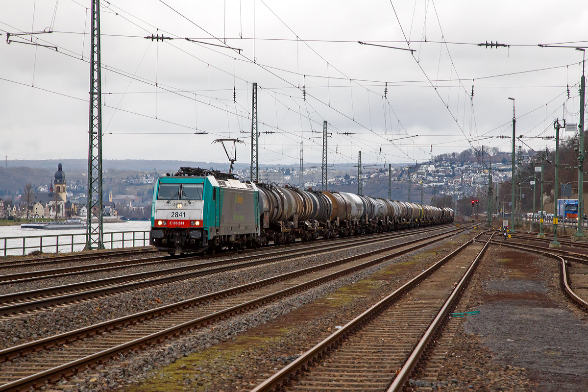 Die  Cobra  2841, alias E 186 233 (91 88 7186 233-3 B-B) zieht am 03.03.2016 einen Kesselwagenzug durch Koblenz-Ehrenbreitstein in Richtung S�den. 

Die TRAXX F140 MS wurde 2009 von Bombardier Transportation GmbH in Kassel unter der Fabriknummer 34482  gebaut. Sie hat die Zulassungen f�r Belgien und die Niederladen (160 km/h), sowie Deutschland und �sterreich (140 km/h). Eigent�mer ist die  Alpha Trains NV/SA (Antwerpen) und ist an die COBRA vermietet. COBRA steht f�r Corridor Operations NMBS/SNCB DB Schenker Rail N. V.(Br�ssel).