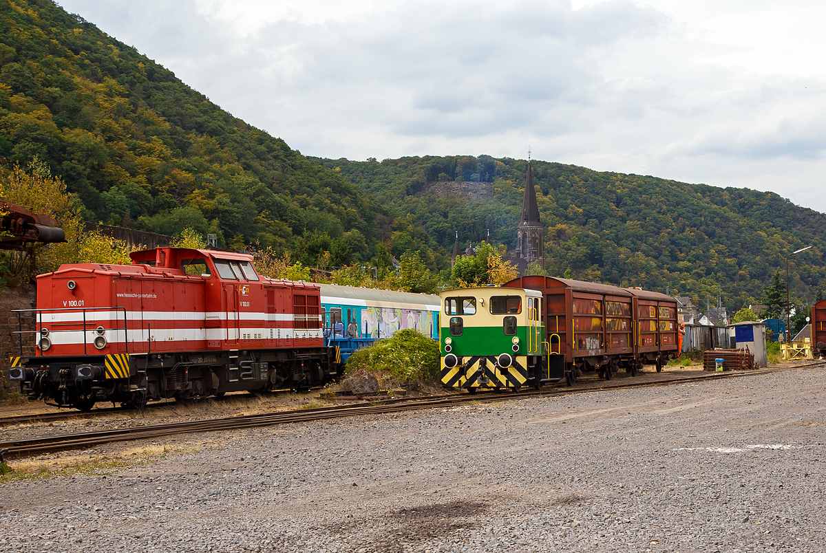 Die D8 eine Jung RK 8 B der Brohltal Eisenbahn (BEG), ex. R. Folgolin, Neuwied, ex Zementfabrik Bonn, am 03.08.2020 in Brohl-L�tzing auf der Gleisanlage Rheinanlage, beim Rangieren von zwei G�terwagen. Es fand eine praktische Ausbildung von Rangierbegleitern stand. 

Bei den G�terwagen handelt es sich um von der WEBA (Westerwaldbahn) �bernommenen oder geliehenen gedeckte G�terwagen mit Schiebew�nden der Gattung Hills. Die Wagen wurden  1989 von Rolanfer Mat�riel Ferroviaire SAS in Metz-Woippy (Frankreich) f�r die belgische SNCB gebaut. Hinten der WEBA 5 (10 80 2102 004-6) und davor der WEBA 4 (10 80 2102 003-8).

Zudem stand noch der WEBA 1 (10 80 2102 001-2) dort.

Links ist die V100.01 (203 213-4) der HGB - Hessische G�terbahn GmbH in Buseck, ex DB 202 573-2, ex DR 112 573-1, ex DR 110 573-3 abgestellt.