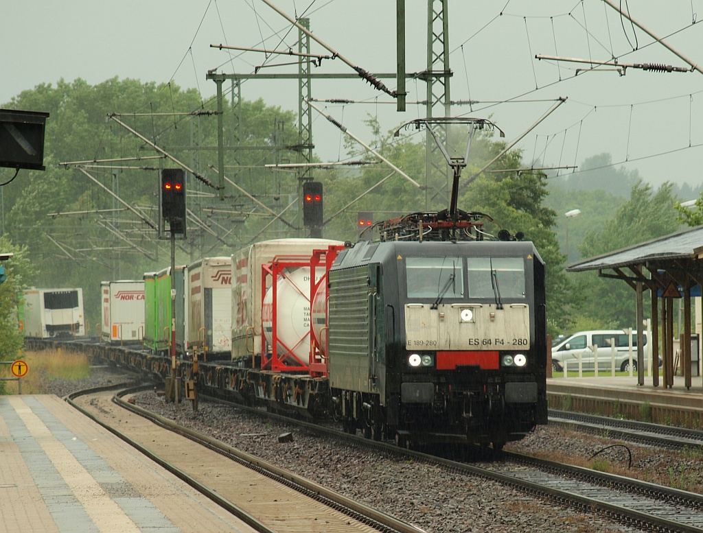 Die damals noch für TXL fahrende MRCE ES64F4-280 fährt hier bei typischem Nord-Wetter durch Schleswig. 19.06.11