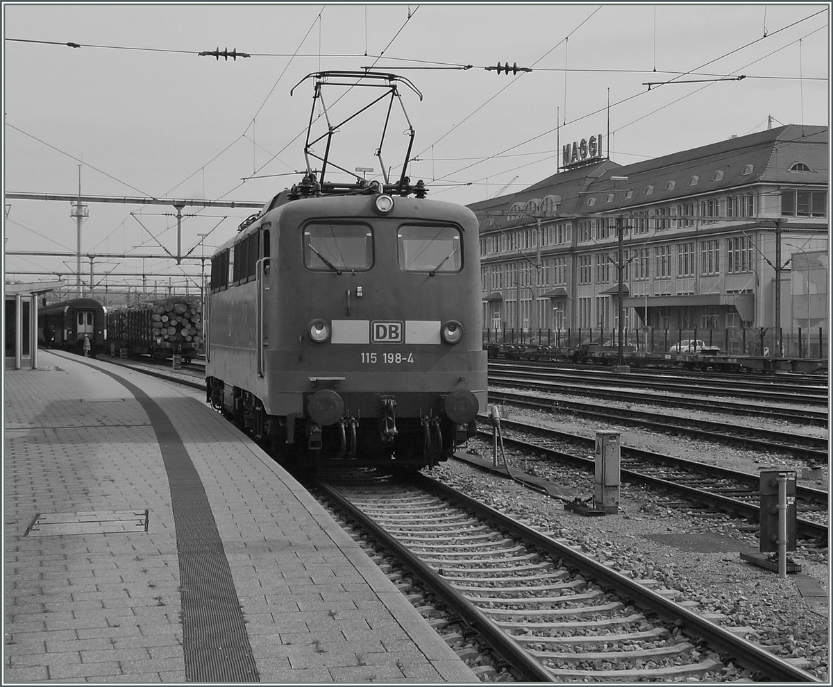 Die DB 115 198-4 (UIC N° 91 80 6 115 198-4 D-DB) in Singen.
11. Sept. 2015