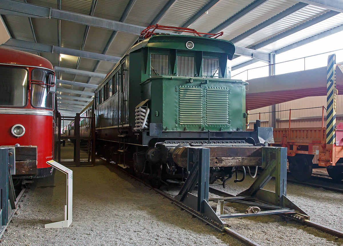 Die DB 144 084-1, ex DB E 44 084, ex DRB E 44 084, ausgestellt am 09.09.2017 in der SVG Eisenbahn-Erlebniswelt Horb (Eigentum DB Museum Nürnberg, Leihgabe an die Eisenbahnerlebniswelt Horb).

Die E44 wurde 1938 von der Krauss-Maffei AG in München-Allach unter der Fabriknummer 15650 (mechanischer Teil) gebaut, der elektrische Teil von SSW - Siemens-Schuckert-Werke GmbH in Berlin unter Fabriknummer 3417 und als E44 084 an die Deutsche Reichsbahn (DRB) geliefert. Die Ausmusterung bei der Deutsche Bundesbahn erfolgte 1984 im BW Würzburg, wo sie bis 1996 als Ersatzteilspender für die E 44 119 stand. Am 2.April 1996 wurde die Lok nach Lichtenfels überführt. Am 7.August 2002 wurde die Lok zusammen mit der E 44 059 als Leihgabe an die Pfalzbahn-Eisenbahnbetriebsgesellschaft in das ehemalige Bw Worms überführt. Schließlich wurde die Lok im Jahr 2011 nach Horb gebracht.

Die Elektrolokomotiven der Baureihe E 44 waren die ersten Elektrolokomotiven in großer Stückzahl auf dem deutschen Schienennetz. Die E 44 stellt einen Meilenstein der Elektrolokomotiventwicklung dar, denn bei ihr wurde erstmals bei einer größeren Streckenlokomotive auf Vorlaufachsen und Stangenantrieb verzichtet, außerdem wurde der viele Jahre erfolgreiche Tatzlager-Antrieb etabliert. Die als Universallokomotiven konzipierten Lokomotiven erwiesen sich als sehr robust und zuverlässig und prägten den Eisenbahnverkehr in den elektrifizierten Netzen Süd- und Mitteldeutschlands von den 1930er Jahren bis in die 1980er Jahre.

Die Elektrolokomotiven der Baureihe E 44 (ab 1968 bei der DB Baureihe 144 bzw. ab bei der DR 1970 Baureihe 244) wurden ab 1930 von Walter Reichel entworfen. Mit ihrem Konzept als Mehrzweck-Elektrolok, die vor Güter- und Personenzüge gespannt werden konnte, kann dies als Pionierleistung betrachtet werden. Die ersten Maschinen wurden ab 1932 von der Deutschen Reichsbahn-Gesellschaft (DRG) in Dienst gestellt, nachdem ein Jahr zuvor eine Vorserienlok (E 44 001) von Krauss-Maffei und den Siemens-Schuckertwerken (SSW, elektrischer Teil) entwickelt und durch die DR erprobt wurde. Die Fahrzeuge mit der Achsfolge Bo’Bo’ waren die ersten deutschen Serienelektroloks mit Drehgestellen ohne Laufachsen und Einzelachsantrieb und vorrangig für die ab 1933 neu elektrifizierte Strecke von Augsburg über die Geislinger Steige nach Stuttgart vorgesehen.

Die Lokomotiven bewährten sich dort, so dass weitere Loks an alle wichtigen bayerischen, mitteldeutschen und schlesischen Bahnbetriebswerke, in denen Elektrolokomotiven stationiert waren, geliefert wurden. 

Bis 1945 wurden die Lokomotiven wegen der militärstrategischen Bedeutung, immer mehr unter Verwendung von Heimbaustoffen, unter der Bezeichnung KEL 1 (Kriegsellok 1) beschafft. Insgesamt wurden 174 Maschinen gebaut, von denen jedoch etliche durch Kriegshandlungen einen Totalschaden erlitten und deshalb ausgemustert werden mussten.

Die Mehrzahl der Lokomotiven kam zur Deutschen Bundesbahn. Diese baute sogar sieben Loks nach, da es im Rahmen des Besatzungsstatuts untersagt war, völlig neue Lokomotiven zu entwickeln: 1950 die E 44 181, 1951 die E 44 182 und 183 sowie 1955 die E 44 184 bis 187. Insgesamt verfügte die DB über 125 Lokomotiven. Die DB rüstete mehrere Maschinen für den Wendezugbetrieb aus, kenntlich gemacht durch ein G hinter der Loknummer. Die E 44 mit elektrischer Bremse wurden durch ein W kenntlich gemacht. Diese Lokomotiven wurden u. a. auf der Höllentalbahn im Schwarzwald eingesetzt. Ab 1968 wurde bei der DB die E 44 als Baureihe 144 umgezeichnet. Die Lokomotiven mit elektrischer Bremse wurden in Baureihe 145 (Deutsche Bundesbahn) umgezeichnet.

TECHNISCHE DATEN:
Spurweite: 1.435 mm
Achsanordnung:  Bo'Bo'
Länge über Puffer:  15.290 m
Drehzapfenabstand: 6.300 mm
Achsabstand im Drehgestell: 3.500 mm
Treibraddurchmesser:  1.250 mm
Höchstgeschwindigkeit:  90 km/h
Stundenleistung:  2.200 kW bei 76 km/h
Dauerleistung: 1.860 kW bei 86 km/h
Anfahrzugkraft:  196 kN
Stundenzugkraft: 104 kN
Dauerzugkraft: 78 kN
Dienstgewicht:  78,0 t
Achslast: 19,5 t
Stromsysteme:  15 kV 16 2/3 Hz, Oberleitung
Antrieb: Tatzlagerantrieb
Anzahl der Fahrstufen: 15
Transformator: OFA