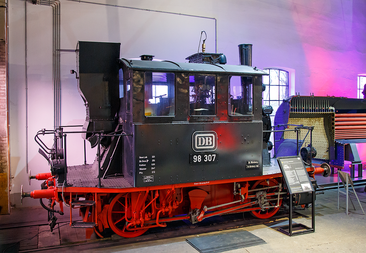 Die DB 98 307 „Glaskasten“, ex DRB 98 307,ex K.Bay.Sts.B. 4529 (Königlich Bayerische Staats-Eisenbahnen) am 26.03.2016 im Deutschen Dampflokomotiv-Museum in Neuenmarkt-Wirsberg. Die Lok ist eine Leihgabe vom DB Museum Nürnberg.

Die Bayerische PtL 2/2 wurde 1909 von Krauß & Comp in München (Allach) unter der Fabriknummer 5911 für die Königlich Bayerische Staats-Eisenbahnen. Nach dem 2.Weltkrieg fuhr sie als 98 307 für die OBL-USZ - Oberbetriebsleitung der US Zone, ab 1946 HVE - Hauptverwaltung der Eisenbahnen des amerikanischen und britischen Besatzungsgebietes, ab 1948 VfV - Verwaltung für Verkehr des vereinigten Wirtschaftsgebietes und ab den 07.09.1949 begann die Zeit der Deutsche Bundesbahn. Für die DB fuhr der Glaskasten bis zur Ausmusterung 09.07.1963 und kam dann zum DB Museum Nürnberg.

Die Lokomotiven der Gattung PtL 2/2 der Bayerischen Staatsbahn waren leichte und kompakte Heißdampflokomotiven für den Betrieb auf Lokalbahnen. Insgesamt gab es drei Bauarten, von denen zwei als Baureihe 98.3 noch zur Deutschen Reichsbahn und sogar zur Deutschen Bundesbahn gelangten.

Allen Bauarten gemeinsam war die Achsfolge B, die halbselbsttätige Schüttfeuerung, die einen Einmann-Betrieb zuließ, und Umläufe mit Geländern, die vorne und hinten einen gefahrlosen Zugang zum Wagenzug ermöglichten. Die Lokomotiven hatten ein großes Führerhaus mit je drei Fenstern auf jeder Seite, das bis auf die Rauchkammer den gesamten Kessel umschloss. Diese Eigenart brachte den Lokomotiven in Südbayern den Beinamen Glaskasten ein.

Die ersten sechs Ur-Glaskästen (1905/1906) hatten einem innerhalb des Rahmens und zwischen den Achsen angeordneten Innentriebwerk, über eine Blindwelle und außenliegende Kuppelstangen wurden die beiden Achsen angetrieben.

1908 und 1909 lieferte Krauss 29 Lokomotiven, die jetzt ein konventionelles Außentriebwerk hatten, das allerdings auf eine zwischen den Achsen angeordnete Blindwelle arbeitete. Sie erhielten die Bahnnummern 4507 – 4535. Dieses Triebwerk ermöglichte es, den Wasserkasten unterhalb des Kessels im Rahmen anzuordnen, so dass die Umläufe geräumiger gestaltet werden konnten. In den Jahren 1911 und 1914 erfolgten zwei weitere Lieferungen von neun bzw. vier Lokomotiven (Nummer 4536–4548) an die Bayerische Staatsbahn. Bei diesen verzichtete man auf die Blindwelle und verkürzte den Achsstand von 3.200 mm auf 2.700 mm. Diese Lokomotiven waren auch insgesamt etwas kürzer und leichter als die bis 1909 gebauten Modelle.

Die Deutsche Reichsbahn (DR später DRG) übernahm noch 22 Lokomotiven mit den Nummern 98 301 – 98 322. Neun davon stammten aus den ersten Serien mit Blindwelle.


TECHNISCHE DATEN der 98 307:
Spurweite: 1.435 mm
Bauart: B h2 L 22.14
Ausmusterung:  1963
Bauart:  B h2t
Länge über Puffer:  7.004 mm
Fester Radstand:  3.200 mm
Dienstgewicht:  22,7 t
Reibungsmasse:  22,7 t
Radsatzfahrmasse:  13,5 t
Höchstgeschwindigkeit:  50 km/h
Indizierte Leistung:  155 kW (210 PS)
Treibraddurchmesser:  1.006 mm
Zylinderdurchmesser:  320 mm
Kolbenhub:  400 mm
Kesselüberdruck:  12 bar
Rostfläche:  0,60 m²
Verdampfungsheizfläche:  28,90 m²
Überhitzungsfläche: 8,1 m²
Kohlevorrat: 0,6 t
Wasservorrat: 2,0 m³
Bremse:  Knorr-Bremse K-P
