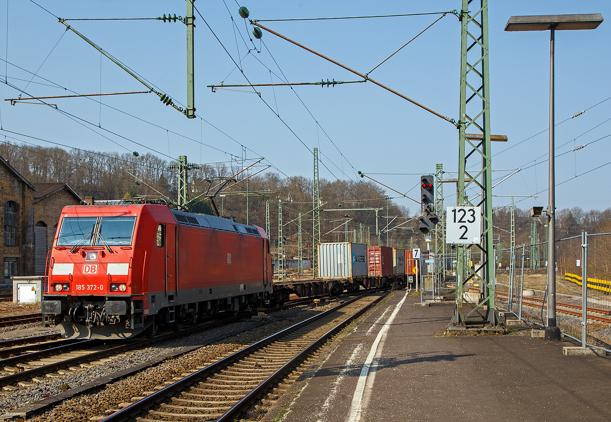Die DB Cargo 185 372-0 (91 80 6185 372-0 D-DB) f�hrt am 25.03.2022 mit einem KLV-Zug aus Richtung K�ln kommend durch Betzdorf (Sieg) in Richtung Siegen. Interessant ist die Tatsache dass der Zug nicht �ber Hauptgleis kommt, sondern �ber ein Gleis im Rbf Betzdorf und hier vorm Personenbahnhof wieder aufs Hauptgleis wechselt. 