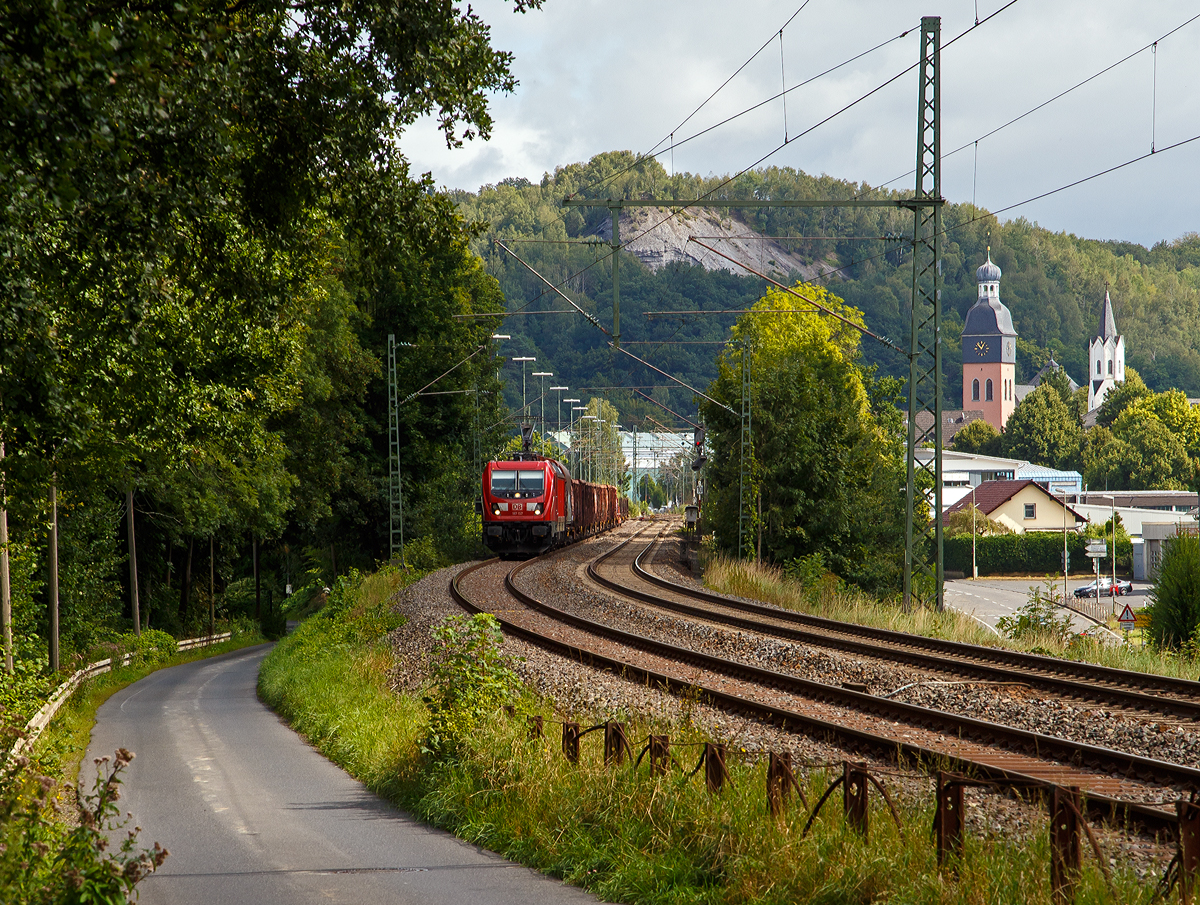 Die DB Cargo 187 157 (91 80 6187 157-3 D-DB) fährt am 26.08.2021 mit einem gemischten Güterzug bei Wissen (Sieg) über die Siegstrecke (KBS 460) in Richtung Köln.

Die Bombardier TRAXX F140 AC3 wurde 2018 von der Bombardier Transportation GmbH in Kassel unter der Fabriknummer  KAS 35472 gebaut.  Die TRAXX F140 AC3 Varianten der DB Cargo (BR 187.1) haben keine Last-Mile-Einrichtung. Die Höchstgeschwindigkeit beträgt 140km/h. Die Lokomotiven können in gemischter Mehrfachtraktion mit BR185 und BR186 eingesetzt werden.