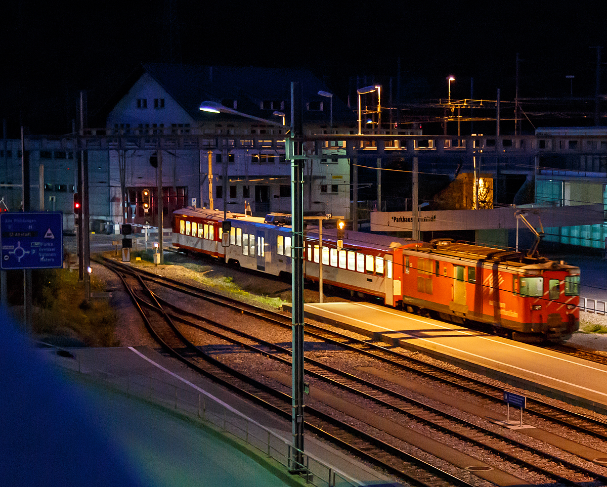
Die Deh 4/4 - 55  Brig  schiebt den Regionalzug der Matterhorn-Gotthard-Bahn am späten Abdend des 19.06.2016 von Brig weiter in Richtung Visp. Die aufnahme konnte ich vom Balkon unseres Hotels aufnehmen.