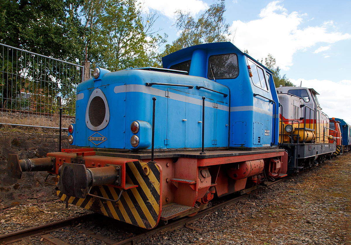 
Die Deutz Dieselhydraulische Rangierlokomotive KG 230 B (Deutz 57813), ex DWK 1 (Drahtwerk Köln GmbH), am 02.10.2016 beim Tag der offenen Tür der BLE Butzbach-Licher Eisenbahnfreunde e. V. in Butzbach.

Die Lok wurde 1964 bei Deutz unter der Fabriknummer 57813, für F&G - Felten & Guilleaume Carlswerk Eisen und Stahl GmbH in Köln-Mülheim gebaut. F&G fimierte später als ARBED-F&G Drahtwerke Köln GmbH, dann als TrefilEUROPE Drahtwerk Köln GmbH und seit 1995 als DWK Drahtwerk Köln GmbH (zur Saarstahl Gruppe). Im Jahr 2011 wurde sie bei der DWK ausgemustert und ging an den Händler EBO - Eisenbahnbedarf Bad Orb Stephan Karkowski.

Technische Daten:
Typ: KG 230 B
Spurweite: 1.435 mm (Normalspur)
Leistung: 170 kW (230 PS)
Achsanzahl: zwei (B-dh)
Motor: KHD A12L714
Getriebe: Voith L33y
Antriebübertragung: Der Antrieb der Achsen erfolgt über Gelenkwelle
Dienstgewicht: 32 t
Höchstgeschwindigkeit: 30 km/h
Länge über Puffer: 8.030 mm 

Typ KG 230 B = Kleinlok mit Gelenkwelle 230 PS und zwei Achsen