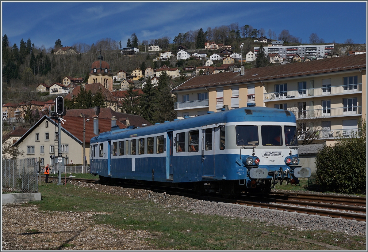 Die Dieseltriebzüge X 2800 wurden ab 1957 bei Decauville (X 2801 - X 2816) sowie bei Renault (X 2817 - X 2919) gebaut, also insgesamt 119 Stück. Die letzten X 2800 verkehrten noch bis 2009 im regulären Verkehr. Der hier zu sehende X ABD 2816 gehört der  Assosiation l'autrail X2800 du Haut Doubs  und ist im Rahmen einer Ostersonderfahrt in Morteau beim Rangieren zu sehen. 

16. April 2022