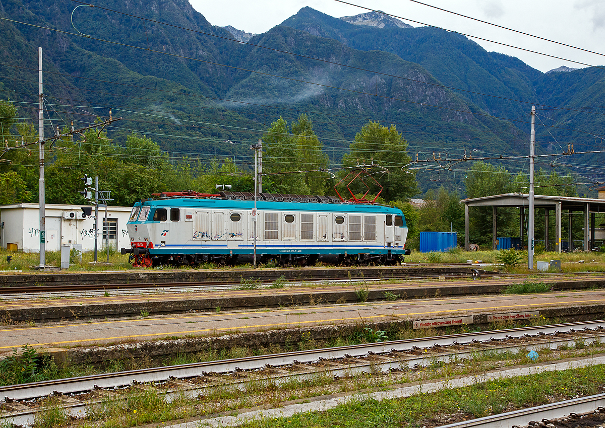Die E.652 076 (91 83 2652 076-7 I-MIR) der Mercitalia Rail Srl fährt  am 15.09.2017 in den Güterbereich vom Bahnhof Domodossola ein. Die Mercitalia Rail Srl, eine 100%tige Tochter der Ferrovie dello Stato Italiane (FS, deutsch Italienische Staatseisenbahnen).

Die Baureihe E.651 Spitznamen Tigre (deutsch: Tiger) ist eine sechsachsige italienische Elektrolokomotive. Von diesen wurden von 1989 bis 1996 insgesamt 176 Stück gebaut. Die Baureihe E.652 stellt eine Weiterentwicklung der vollelektronischen Chopper-Lokomotiven der Baureihen E.632 und E.633 dar. Im Gegensatz zu den Reihen E.632 und E.633 besitzen die Lokomotiven der Baureihe E.652 ein digitales Steuer- und Diagnosesystem und leistungsfähigere Motoren, die für eine Spannung von bis zu 2200 Volt geeignet sind. Die E.652 verfügt wie die Vorgänger-Baureihe über eine Widerstandsbremse.

Seit April 2014 lässt die Trenitalia Cargo-Abteilung die Lok modifizieren, hauptsächlich wird die Getriebeübersetzung von 36/64 auf 29/64 geändert (wie schon bei dieser). Durch die Änderung wird der Ankerstrom auf 950 A Begrenzt, die Zugleistung bleibt und die Höchstgeschwindigkeit von 160 km/h sinkt auf 120 km/h.

Technische Daten:
Spurweite: 1.435 mm (Normalspur)
Achsformel: B'B'B'
Länge: 17.800 mm
Höhe: 4.362 mm
Breite: 3.000 mm
Drehzapfenabstand: 10.500 mm
Achsabstand im Drehgestell: 2.150 mm
Dienstgewicht: 106 t
Höchstgeschwindigkeit: 120 km/h (ursprünglich 160 km/h)
Übersetzungsverhältnis: 29/64 (ursprünglich 36/64)
Stundenleistung: 5.650 kW
Dauerleistung: 5.100 kW
Anzahl der Motoren: 3
Anfahrzugkraft: 293 kN
Treibraddurchmesser: 1.140 mm
Stromsysteme: 3.000 V DC