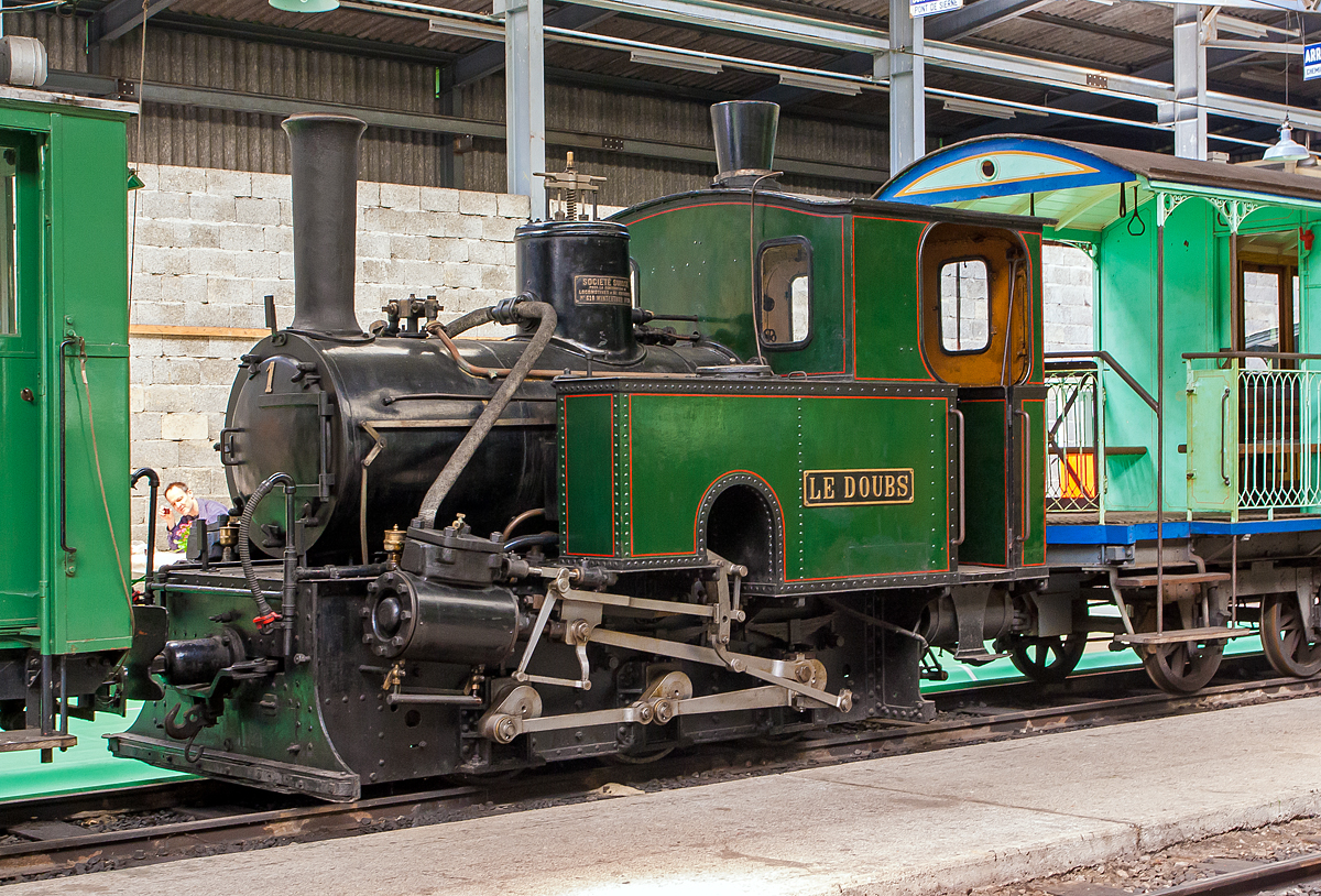 
Die ehemalige Dampflokomotive RbB G 3/3 Nr. 1  Le Doubs  der Museumsbahn Blonay-Chamby, hier am 27.05.2012 in der Halle der (BC) in Chaulin.

Die Lok wurde 1890 von SLM (Schweizerische Lokomotiv- und Maschinenfabrik) unter der Fabriknummer 618 gebaut und an die kleine Bahngesellschaft Régional des Brenets geliefert. Am Fabrikschild steht auch der französische Name der SLM „Societe Suisse pour la construction de locomotives et de la Machines“

Das Ende des 19. Jahrhunderts war das goldene Zeitalter der dampfenden Lokalbahnen. So wurde am 1. September 1890 von der Chemin de fer Régional des Brenets (RdB) die meterspurige ca. 4 km lange Bahnstrecke von Le Locle (beginnt neben dem Normalspurigen der SBB) nach Les Brenets eingeweiht, um vor allem Touristen die in die kleine Gemeinde zu bringen. Les Brenets ist ein beliebtes Ausflugsziel dank seiner schönen Lage, dem Lac des Brenets und dem am Doubs unterhalb des Sees liegenden 27 m hohen Wasserfall Saut du Doubs. 

Drei kleine Lokomotiven teilen sich den Betrieb, die 1  Le Doubs , 2  Père Frédéric  und 3  Les Brenets. Das weitere Rollmaterial bestand aus 8 Personenwagen und 2 Güterwagen.

Aufgrund der schlechten wirtschaftlichen Lage wurde auf Basis des Privatbahnhilfegesetzes von 1939 die Fusion mit der ebenfalls meterspurigen Ponts–Sagne–Chaux-de-Fonds-Bahn (PSC) in die Wege geleitet, obwohl keine Gleisverbindung zu dieser besteht. Umgesetzt wurde die Fusion 1947, woraus die Chemins de fer des Montagnes Neuchâteloises (CMN) entstand. Unter der CMN wurde die Bahnstrecke Le Locle–Les Brenets modernisiert und der elektrische Betrieb unter 1500 Volt Gleichstrom mit neuem Rollmaterial am 1. Juli 1950 aufgenommen. Seit 1999 wird die isolierte Bahnlinie von der Transports Publics Neuchâtelois (TransN) betrieben.

Nach der Elektrifizierung im Jahr 1950 wurden die Lokomotive 1 sowie die Wagen AB 2 und BD 21 an die SBB zur Aufnahme in die Sammlung des Luzerner Museums gespendet. Da Platz fehlte, wurde das Rollmaterial in Vallorbe abgestellt und 1973 an die Blonay-Chamby ausgeliehen. 1976 gingen die Lokomotive und Wagen in den Besitz der BC über. 

Überraschenderweise wurde bei der Elektrifizierung der Strecke 1950 keine Dampflokomotive abgerissen, und alle drei Maschinen haben bis heute überlebt. Die G 3/3 2  Le Père Frédéric  steht als Denkmal überdacht in Les Brenets.

TECHNUISCHE DATEN:
Baujahr: 1890
Hersteller: SLM  (Fabrik-Nr. 618)
Spurweite: 1.000 mm
Achsformel: C
Länge über Puffer: 5.210mm
Achsabstand: 1.800 mm (2 x 900mm)
Dienstgewicht: 16 t
Anzahl der Zylinder: 2
Zylindergröße: Ø 240 mm x 350 mm Kolbenhub
Treibraddurchmesser: 750 mm
Höchstgeschwindigkeit: 25 km/h
Kesselüberdruck: 12 bar
Kohlevorrat: 0,5 t
Wasservorrat: 1,8 m³
