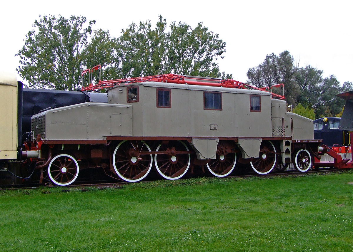 Die ehemalige FS E.431.037 am 02.10.2010 im Technik Museum Speyer. Bis 1989 befand sich die Lok in dem Verkehrshaus der Schweiz in Luzern. 

Die italienische Baureihe E.431 war eine Elektrolokomotiv-Baureihe der staatlichen italienischen Eisenbahn Ferrovie dello Stato (FS). Sie wurde auf dem oberitalienischen Drehstromnetz besonders im Schnellzugdienst auf steigungsarmen geraden Strecken eingesetzt. Sie blieb bis 1976 im Betriebsdienst, und zwei Lokomotiven sind in Eisenbahnmuseen erhalten geblieben, die E.431.027 im Museo Ferroviario Piemontese bei Savigliano und diese hier in Speyer. Im Museum war sie als italienische Gebirgslok bezeichnet, was sie aber nicht ist.

Von diesen Lokomotiven wurde 37 Stück zwischen 1922 und 1925 bei TIBB (Tecnomasio Italiano Brown Boveri, heute Bombardier) und Ansaldo (heute Hitachi) gebaut. Die E.431 kann technisch als eine verlängerte Version der FS E.330 angesehen werden. Mit ihren vier Antriebsachsen konnte die E.431 ihre Leistung wesentlich besser auf die Schienen bringen. Vom Einsatzgebiet her war sie bevorzugt auf langen, flachen Strecken im Einsatz. Auf Bergstrecken war ihre Zugkraft im Bereich 50 km/h mangelhaft, wodurch sie nur mit Doppeltraktion verwendet werden konnte. Auch beschädigte sie auf kurvenreichen Strecken den Oberbau. Aber für den Schnellzugdienst im Piemont und Ligurien waren sie wie geschaffen. Die schweren Schnellzüge auf diesen Strecken, die eine Länge von bis zu 20 Wagen hatten, mussten von den Lokomotiven in Doppeltraktion mit gleichen oder fremden Lokomotiven (FS E.333, FS E.432) gefahren werden. Auch auf der steigungslosen Riviera-Strecke Genua – Ventimiglia waren die Lokomotiven in ihrem Element.

Zur Endzeit des oberitalienischen Drehstromnetzes waren nur noch Einsätze auf den kurvenreichen Strecken um Alessandria und S. Giuseppe di Cairo sowie Asti und Acqui Terme möglich, wodurch auf die Lokomotiven weitgehend verzichtet werden konnte. Dennoch sind einige Lokomotiven bis 1976 im Einsatz geblieben.

Mechanischer Teil:
Die Lokomotive war die erste Lokomotive des oberitalienischen Drehstromnetzes mit vier Antriebsachsen und zwei Antriebsmotoren. Die Laufachsen wurden mit der jeweils angrenzenden Treibachse zu einem Zara-Gestell verbunden. Trotzdem hatten die Lokomotiven einen schlechten Bogenlauf. Die Treibräder waren wie bei Dampflokomotiven ausgeführt, als Speichenräder mit Gegengewichten.

Auf dem kräftig ausgeführten Rahmen war ein von diesem abnehmbares Gehäuse montiert, welches im Inneren die beiden tief im Rahmen gelagerten Antriebsmotoren und das Schaltwerk verbarg. Außerdem war darinnen der Führerstand des Lokführers. An den Spitzen der Lokomotive waren zwei Vorbauten angesetzt, in ihnen befanden sich die Hilfsbaugruppen, wie Ventilatoren, Flüssigkeitsanlasser, Kompressoren und Druckluftbehälter für die pneumatische Bremse und der Hauptschalter.

Die beiden tief im Rahmen liegenden Antriebsmotoren wirkten über ein Dreieck-Gestänge auf die zweite Kuppelachse. Der Abstand zu den angrenzenden Kuppelachsen wurde sehr groß gewählt, der Abstand der letzten Kuppelachse zur vorhergehenden war entsprechend geringer. Bei Hauptausbesserungen mussten die Fahrmotoren der Lokomotiven nach unten anstatt nach oben abgenommen werden.

Elektrischer Teil:
Der elektrische Teil der Lokomotive wurde aus den beiden Antriebsmotoren gebildet, die umschaltbar als sechspolige bzw. achtpolige Drehstrommotoren ausgeführt waren. Ausgeführt waren die Lokomotiven mit vier Geschwindigkeitsstufen: 37,5 km/h, 50 km/h, 75 km/h und 100 km/h. 

Der von der Fahrleitung übernommene Drehstrom wurde mit dem optimalen Leistungsfaktor den Fahrmotoren zum Antrieb übergeben. Wie bei der FS E.330 hatten die Rotoren der beiden Drehstrommotoren insgesamt sieben Schleifringe, vier auf dem einen Wellenende, drei auf dem anderen Wellenende. Dadurch wurden in Kombination zwischen der verschiedenen Polzahl und der Parallelschaltung bzw. der Reihenschaltung insgesamt vier Fahrstufen erreicht. Zwischen den vier Fahrstufen diente der Flüssigkeitsanlasser, der als sogenannter Beschleuniger zwischen den Dauerfahrstufen diente. Dieses Aggregat arbeitete als Flüssigkeitswiderstand, der eine gleichmäßige Beschleunigung beim Anfahren und beim Wechseln auf eine höhere Geschwindigkeitsstufe ermöglichte. Die Wirkungsweise des Flüssigkeitsanlassers und die Steuerung der Lokomotive geschah wie bei der E 330. Da sich die Sodalösung beim Beschleunigen erwärmte und zum Teil verdunstete, musste die Lokomotive beim Aufrüsten im Depot und von Zeit zu Zeit Wasser für die Widerstände nachfüllen. Dadurch konnten sie nur effektiv in den Geschwindigkeitsstufen arbeiten. Die Kühlflüssigkeit durchlief einen Rohrwärmetauscher und konnte beim Fahren in den Geschwindigkeitsstufen wieder abgekühlt werden. 

Modifikationen:
Bei den Lokomotiven gab es einige Versuche, die vorhandenen Leistungsdefizite zu beseitigen, die aber insgesamt nicht erfolgreich waren. Der längliche Vorbau wurde einige Male abgekürzt, was das Aussehen der Lokomotiven etwas plumper wirken ließ. Selbstverständlich gab es Veränderungen in der pneumatischen Bremse und der elektrischen Beleuchtung. Hatten die Lokomotiven anfangs noch Gasbeleuchtung, wurde später eine elektrische Beleuchtung gewählt.

Technische Daten:
Gebaute Stückzahl: 37 (erhalten 2)
Spurweite: 	1.435 mm (Normalspur)
Achsformel: 1'D1'
Länge: 14.610 mm 
Höhe: 3.850 mm
Treibraddurchmesser:  1.630 mm
Achsabstand im Drehgestell: 3.020 mm
Dienstgewicht: 91 t
Höchstgeschwindigkeit: 100 km/h 
Dauerleistung: 1.900 kW 
Stromsysteme: 3,6 kV/16,7 Hz Drehstrom
Anzahl der Fahrmotoren: 2
Antrieb: Stangenantrieb mit Dreieck-Kuppelstange
Stromübertragung: direkte Stromübertragung von der Drehstrom - Fahrleitung zu Drehstrom – Fahrmotoren

Quelle: Wikipedia.

