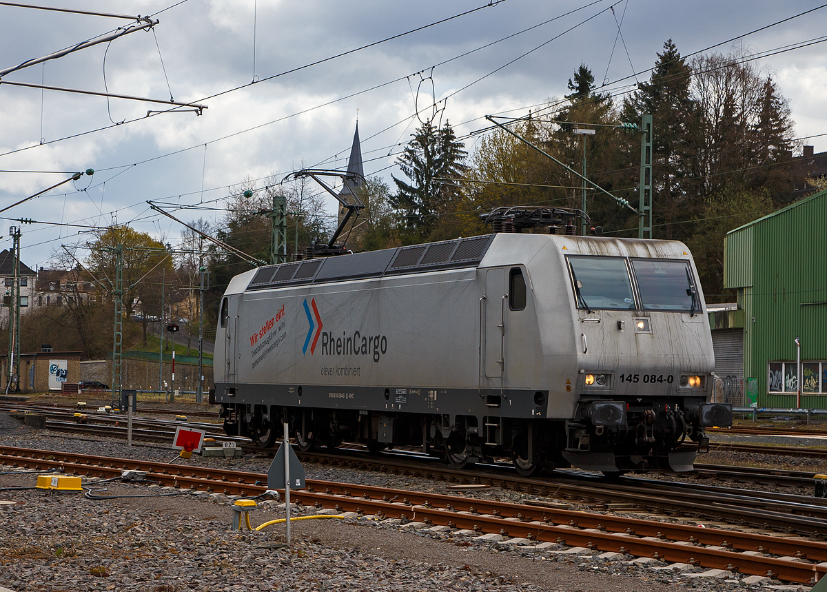 Die ehemalige Schweizerin, ex SBB Cargo 481 002-4, ex MThB Re 486 652-1....
Die RHC 145 084-0 (91 80 6145 084-0 D-RHC) der RheinCargo GmbH & Co. KG (Neuss) fährt am 15.04.2021 als Tfzf (Triebfahrzeugfahrt) bzw. Lz (Lokzug) durch Betzdorf (Sieg) in Richtung Köln.

LEBENSLAUF der Lok
Neben den Loks der BR 145 der DB wurden damals auch sechs baugleiche Loks durch die Schweizer Privatbahn MThB als Re 486 bei ADtranz bestellt. So wurde diese Lok 2000 von ADtranz (ABB Daimler-Benz Transportation GmbH) in Kassel unter der Fabriknummer 33375 gebaut und an die MThB (Mittelthurgaubahn AG) als Re 486 652-1 geliefert. Bedingt durch die Liquidierung der MThB wurde die Lok an die SBB Cargo verkauft und als SBBC Re 481 002-4 umgezeichnet. 

2005 wurde sie dann, wie weitere Re 481er, an die MRCE verkauf und vorerst als 481 002-4 geführt. Im Jahr 2007 bekam sie dann die NVR-Nummer  91 80 6145 084-0 D-DISPO und wurde nun auch als 145 084-4 bei der MRCE Dispolok geführt. Unteranderem war sie auch an die DB Schenker (heute DB Cargo) vermietet, so konnte ich sie auch 2014 ablichten. Zum 01. Oktober  2015 wurde die Lok an die RheinCargo GmbH & Co. KG verkauft.
