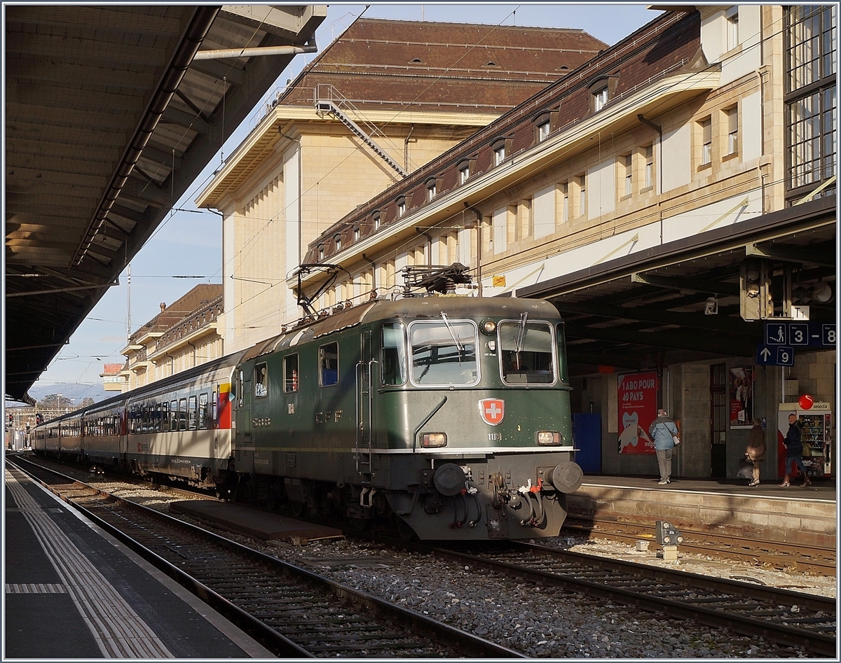 Die ehemalige TEE Lok und nun letzte grüne Personenverkehrs Re 4/4 II 11161 in Lausanne rangiert einen RE, der am Abend nach St-Maurice fahren wird.

20. Feb. 2020