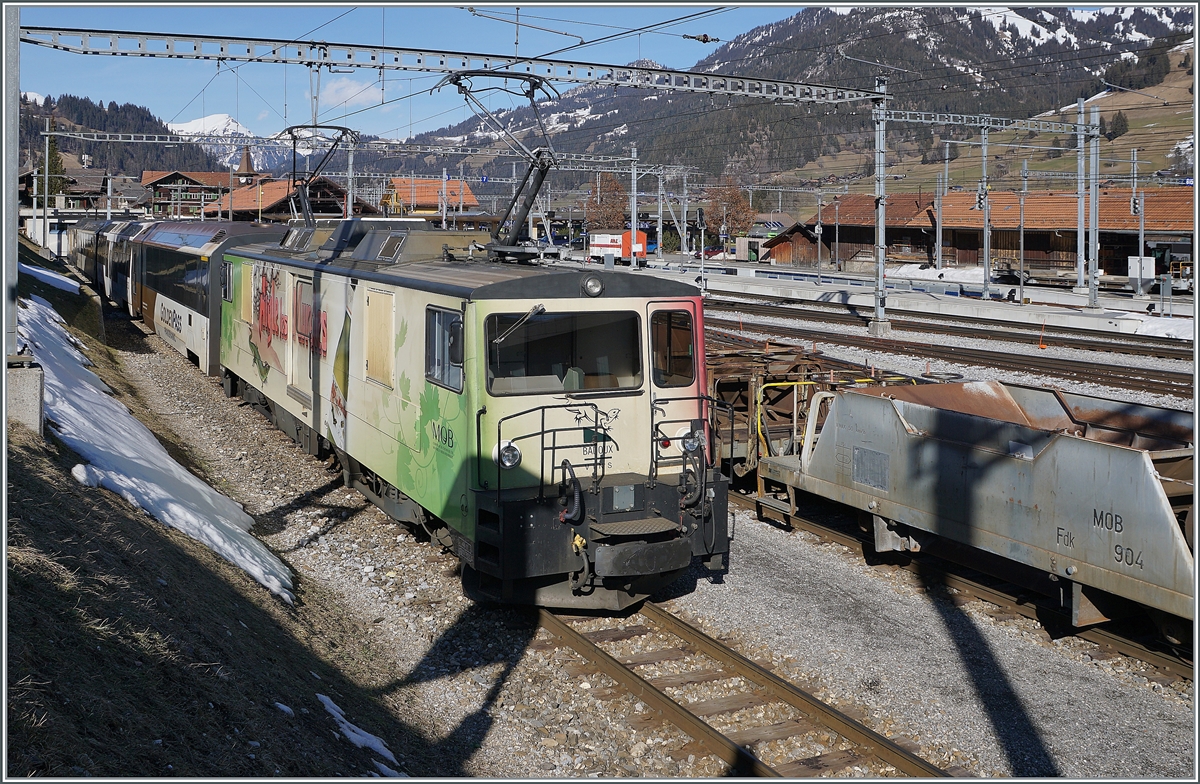 Die eigentlich ab dem Fahrplanwechsel im Dez. 2020 nicht mehr benötigten MOB GDe 4/4 haben doch im der fallweisen Einsatz auf der  Lenkerlinie  noch eine befristete Beschäftigung gefunden. Im Bild zeigt sich die GDe 4/4 6006 abgestellt, aber aufgebügelt in Zweisimmen. 

17. Februar 2021