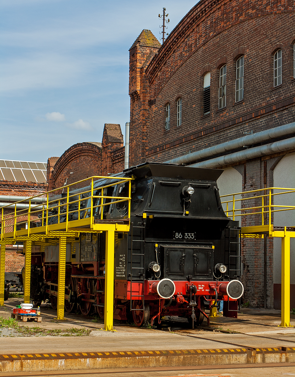 Die Einheits-Güterzugtenderlokomotive  86 333, ex DR 86 1333-3, ex DR 086 333-2, (damals 2013) der WTB - Wutachtalbahn e.V. steht am 24.08.2013 im Dampflokwerk Meiningen (DLW).

Die 1D1-Tenderlokomotive (vierfach gekuppelte Tenderlokomotive) wurde 1939 von der WLF - Wiener Lokomotivfabrik Floridsdorf unter der Fabriknummer  321gebaut. Seit 2007 besitzt sie einen, vom DLW - Dampflokwerk Meiningen 2006 unter der Fabriknummer 1536, gebauten Neubaukessel.
