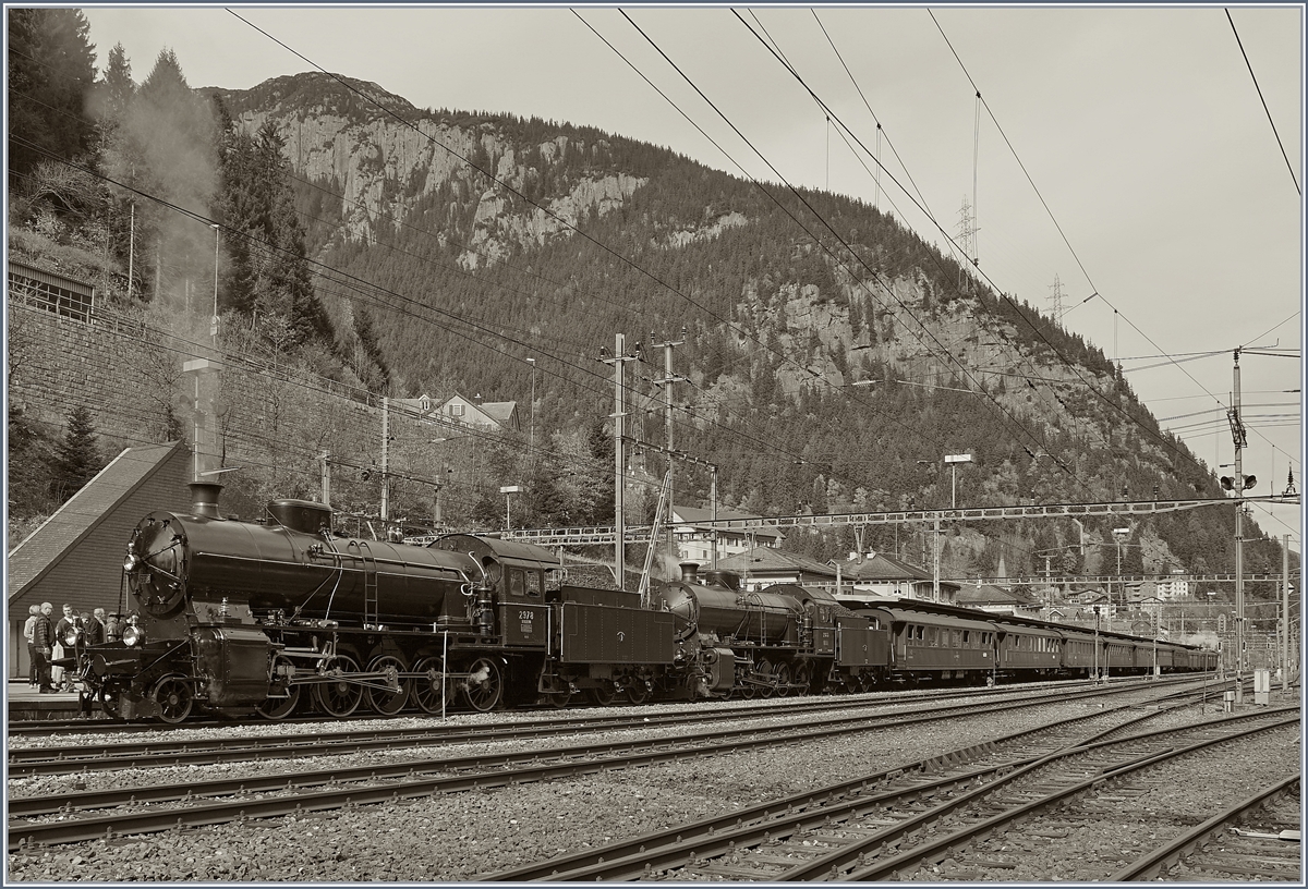 Die  Elefanten  C 56/6 2978 und 2969 mit ihrem Dampfextraug Erstfeld - Bellinzona in Göschenen. 
21. Okt. 2017