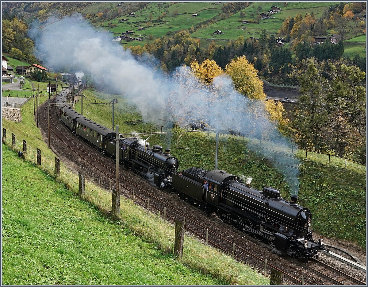 Die Elefanten kommen! Die C 5/6 2978 und 2969 führen gemeinsam einen langen Extrazug über die Gotthard Panorama Strecke. Dem Vernehmen nach soll diese Doppeltraktion die erste seit über sechzig Jahren sein.
Intschi, den 21. Okt. 2017