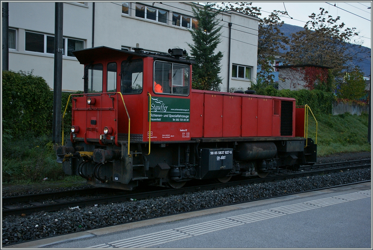 Die Em 837 827-5 (UIC N� 98 85 5 837 827-5) in Sierre. 
7. Nov. 2013