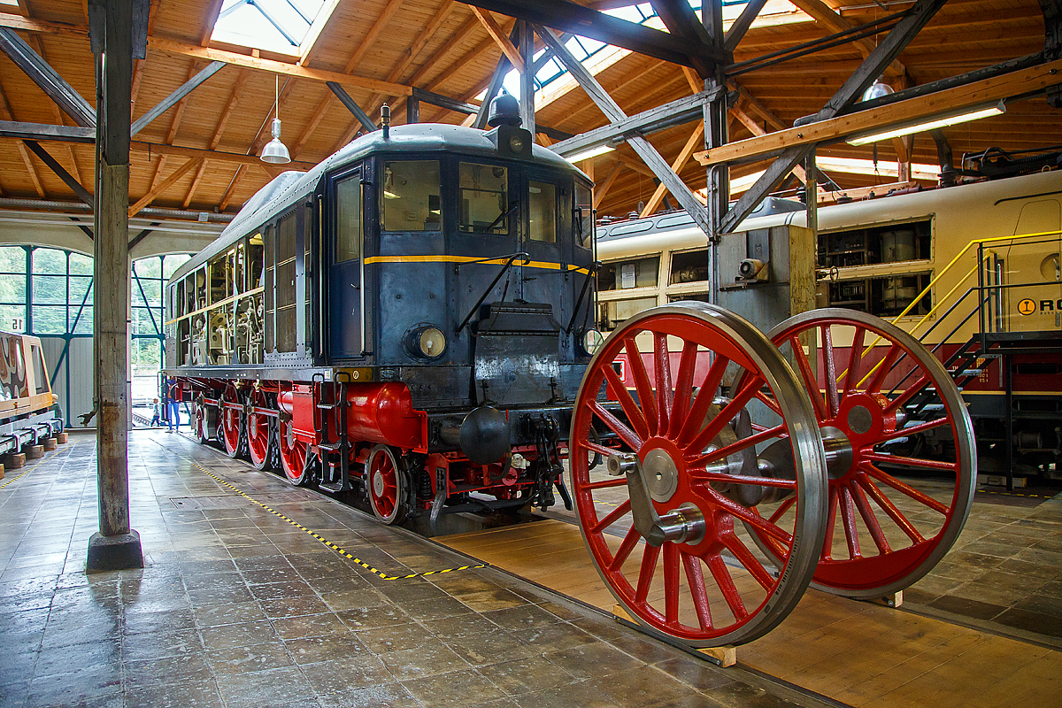 Die ex DB/DR V 140 00, ex  DR V 16 101, am 11.09.2022 in der Lokwelt Freilassing. Die Lok ist eine Leihgabe vom Deutschen Museum an die Lokwelt Freilassing.

Davor eine Treibachse (Rad-Ø 2.000 mm) einer Schnellzug-Dampflokomotive S3/6 (Baujahr 1912) der BR 18.4 der Serien d oder e.

